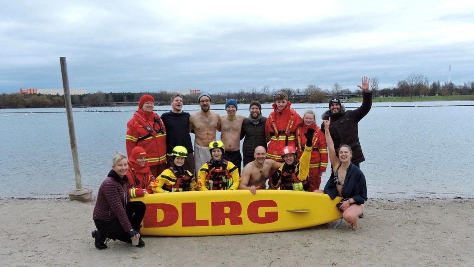 Die Veranstalter des Neujahrsbaden mit dem Team der DLRG.