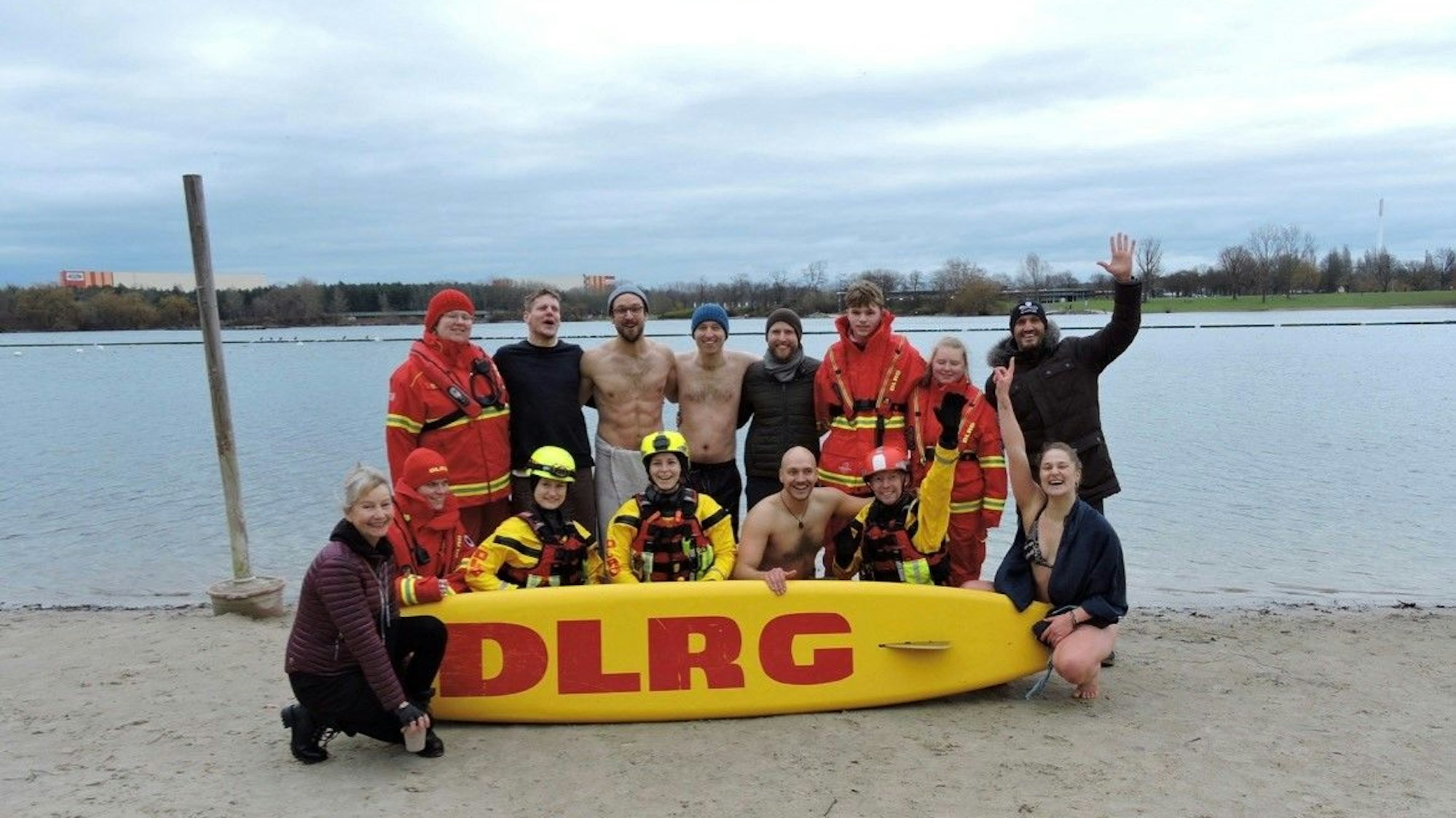 Die Veranstalter des Neujahrsbaden mit dem Team der DLRG.