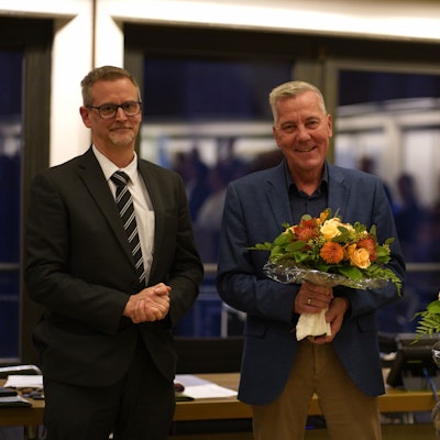 Das Foto zeigt zwei Männer und eine Frau.