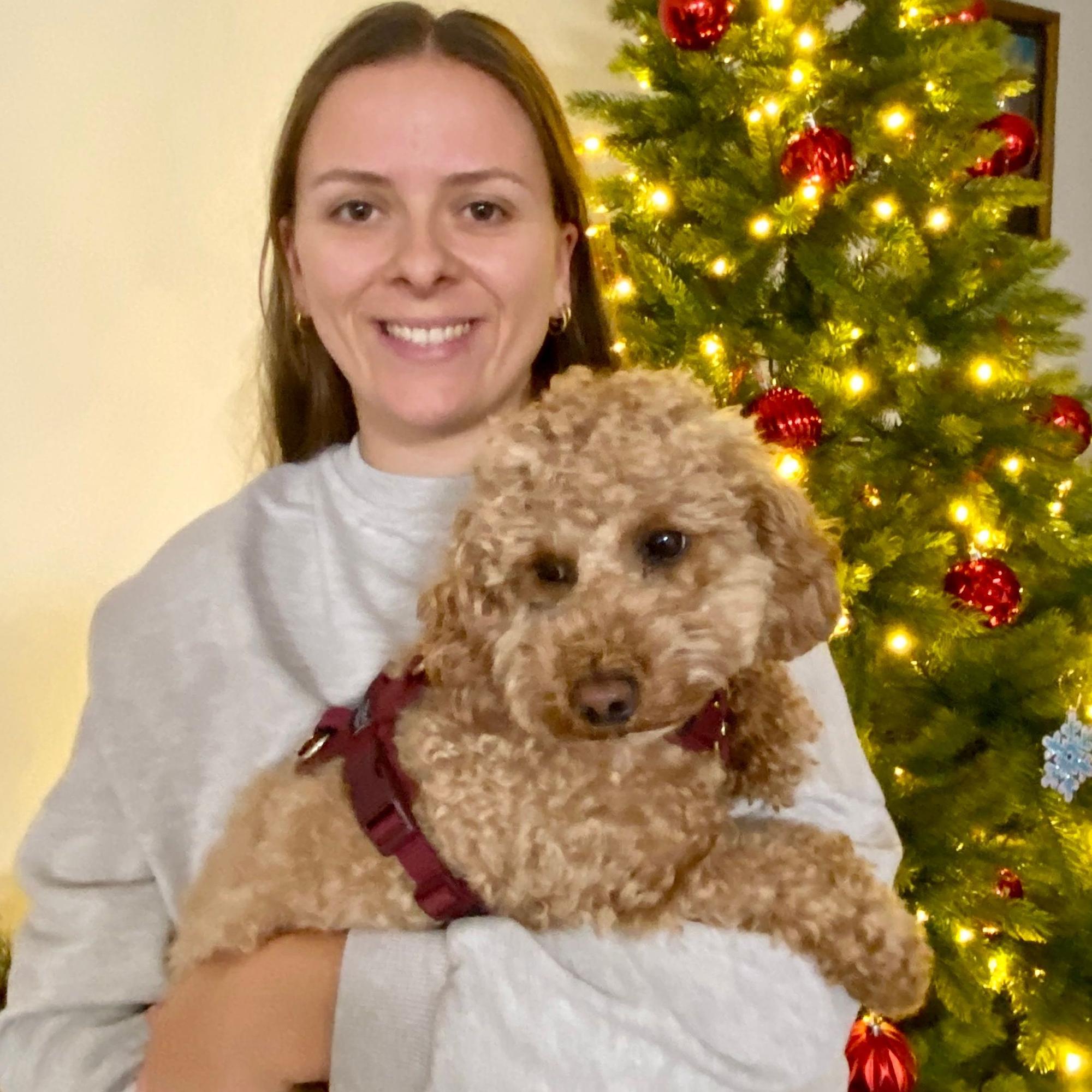 Das Bild zeigt die Koordinatorin der Demenz-WG mit ihrem Hund.