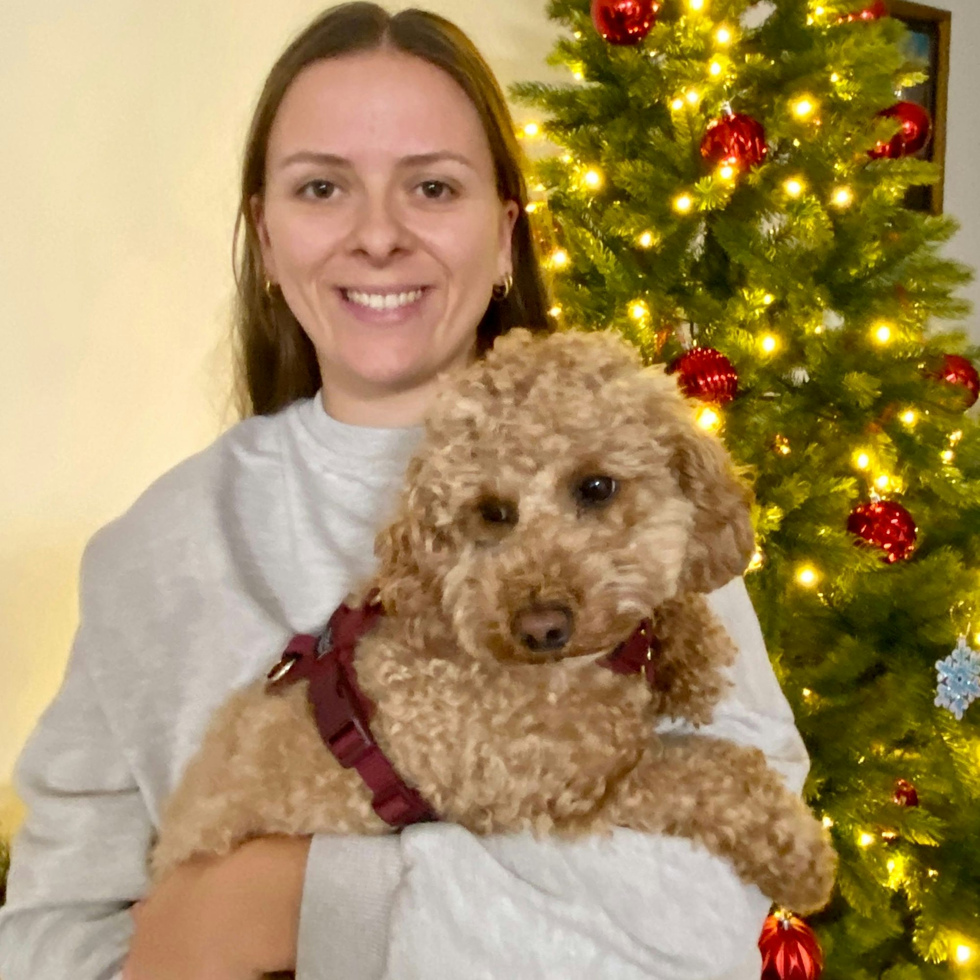 Das Bild zeigt die Koordinatorin der Demenz-WG mit ihrem Hund.