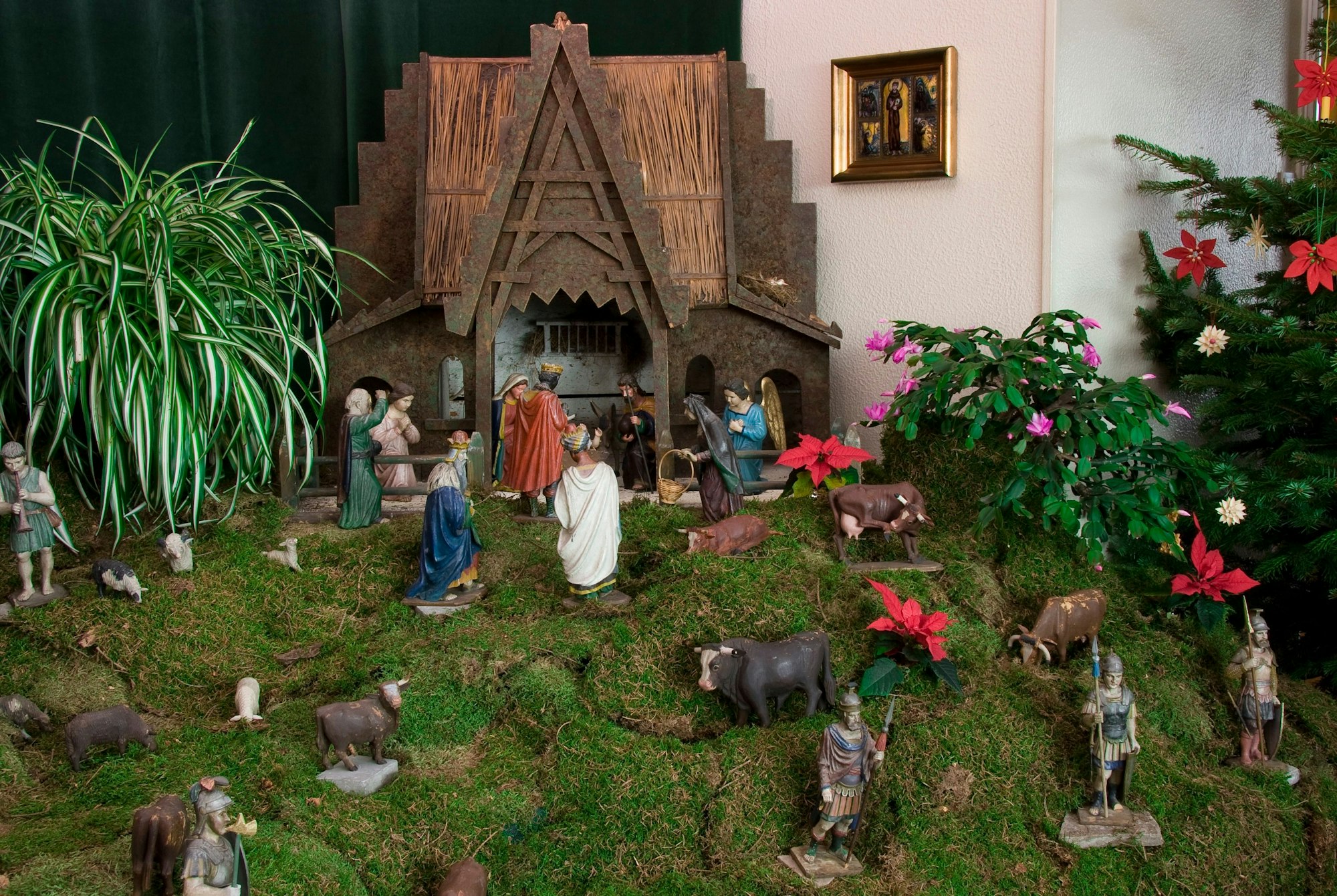Blick auf die fertig aufgebaute große Krippe der Adenauers.