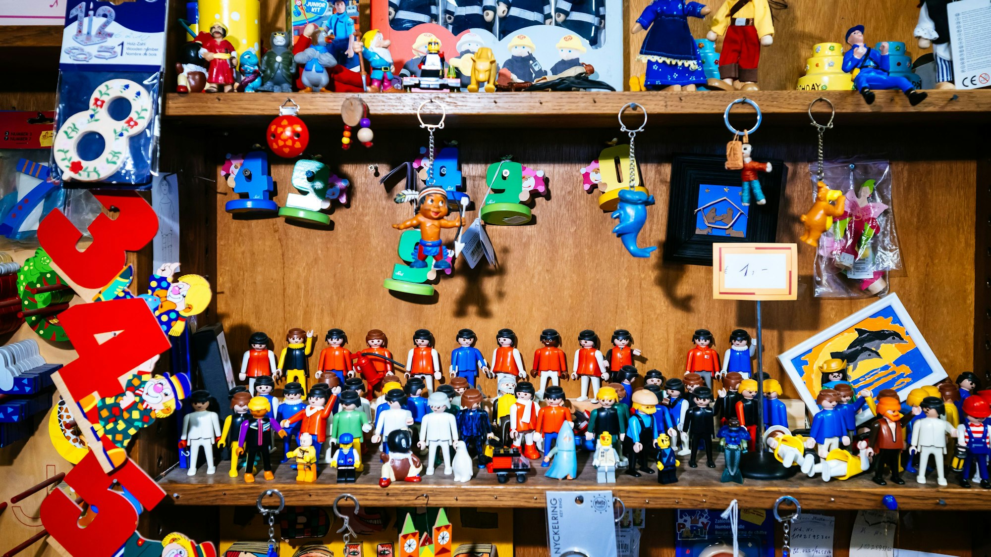 Viel zu Stöbern gibt es im Laden von Dieter van Dillen.