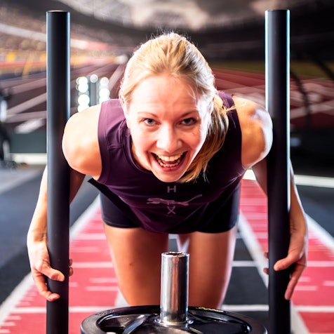 Das Bild zeigt Nina Koep beim Training im Fitnessstudio.