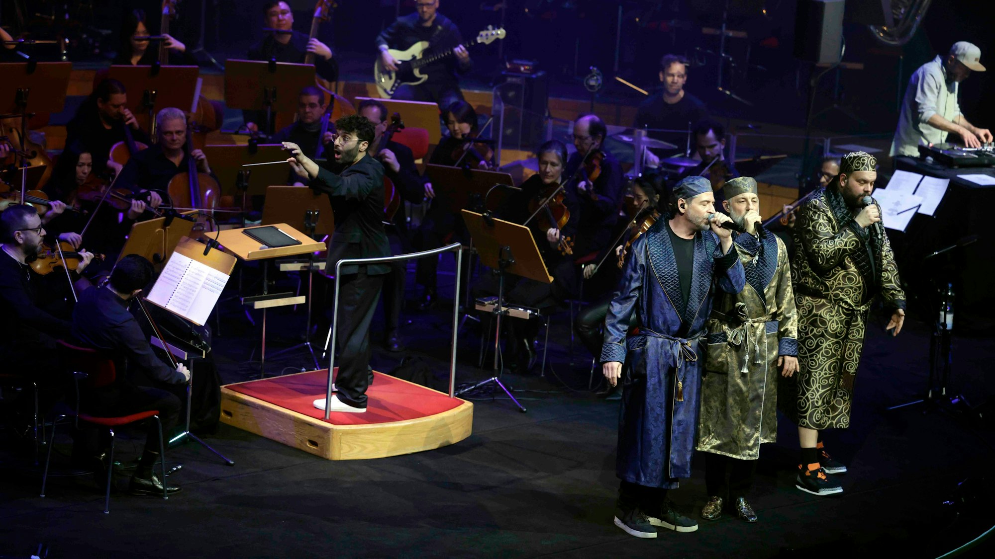 Dirigent Miki Kekenj leitete die Bergischen Symphoniker bei dem Auftritt von „Fünf Sterne Deluxe“.