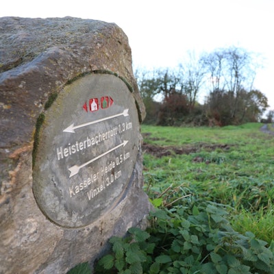 Ein Wegweiser aus Stein.