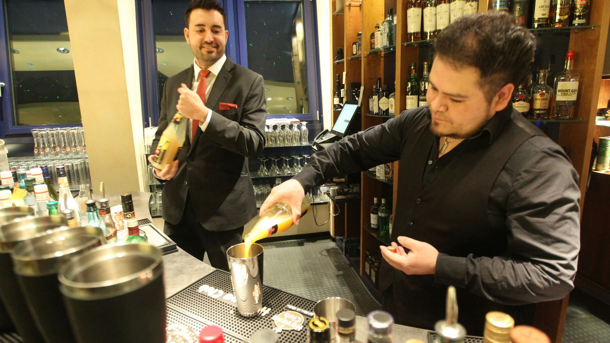 Barkeeper in der Sunset Bar des Kranz Parkhotels in Siegburg
