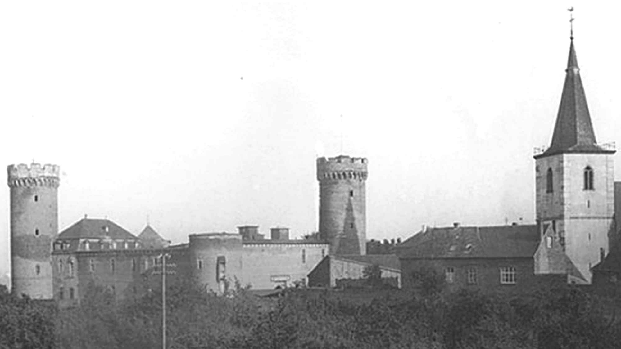 Das Bild zeigt die unversehrte Landesburg und die Kirche St. Peter.
