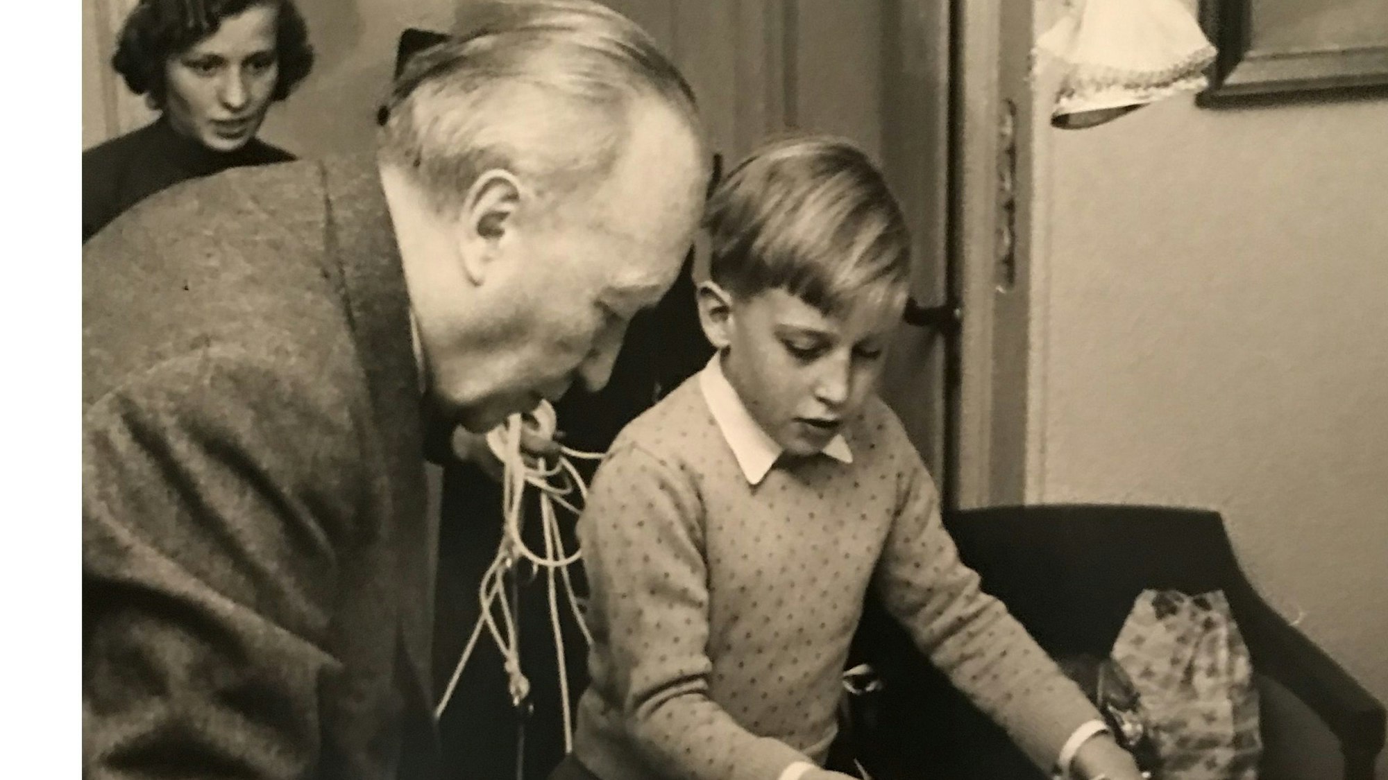 Großvater Konrad und Enkel Konrad Adenauer bei der Bescherung im Haus des Ex-Kanzlers in Rhöndorf.