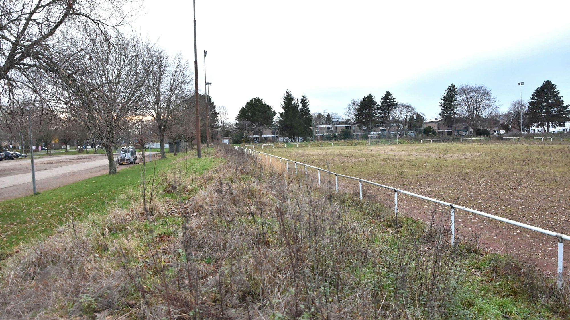Das Foto zeigt einen alten Sportplatz.