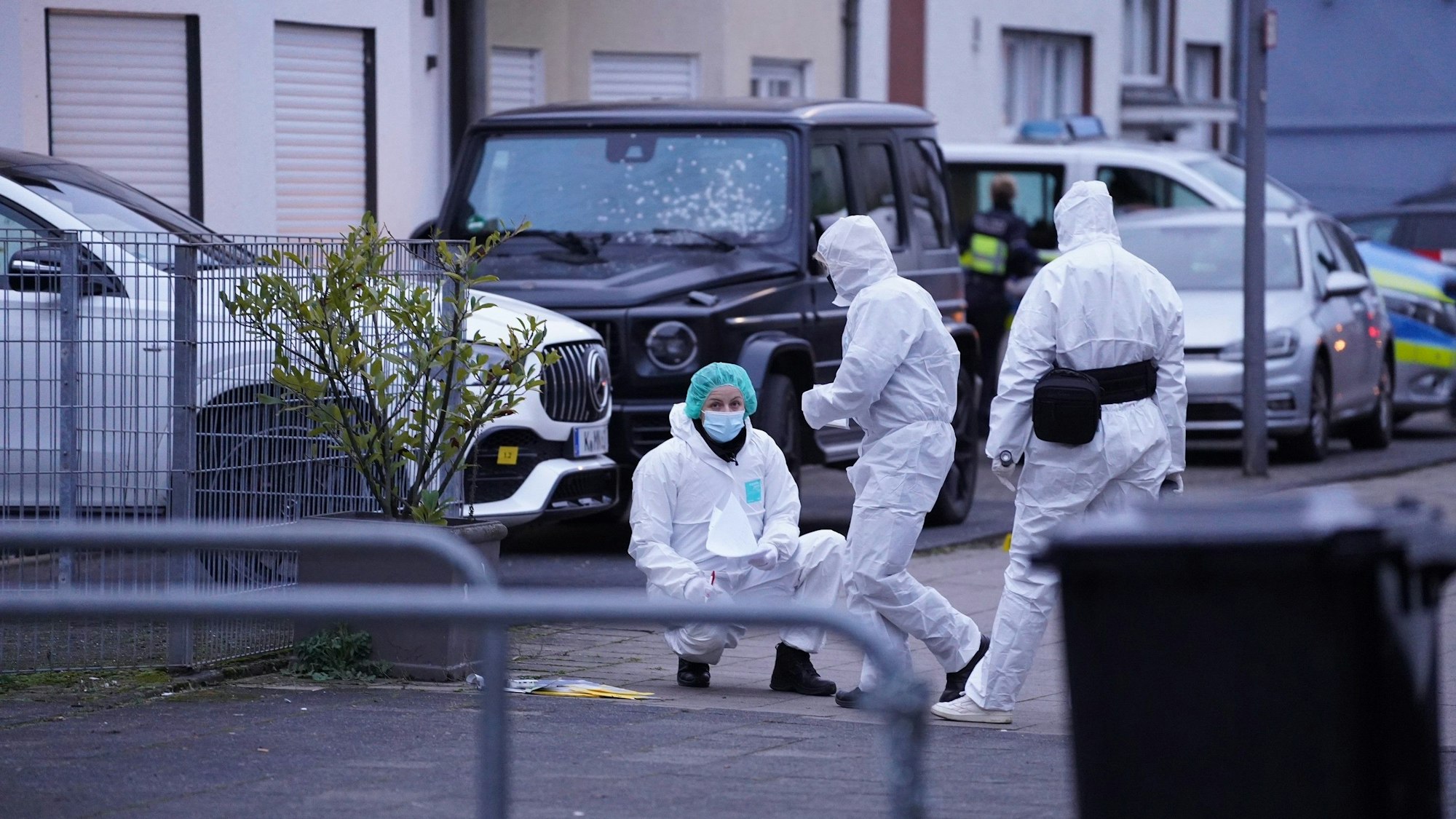Ein Tatort ist mit Flatterband abgesperrt. Die Polizei befindet sich in Porz nach einer Explosion im Einsatz (Symbolbild)