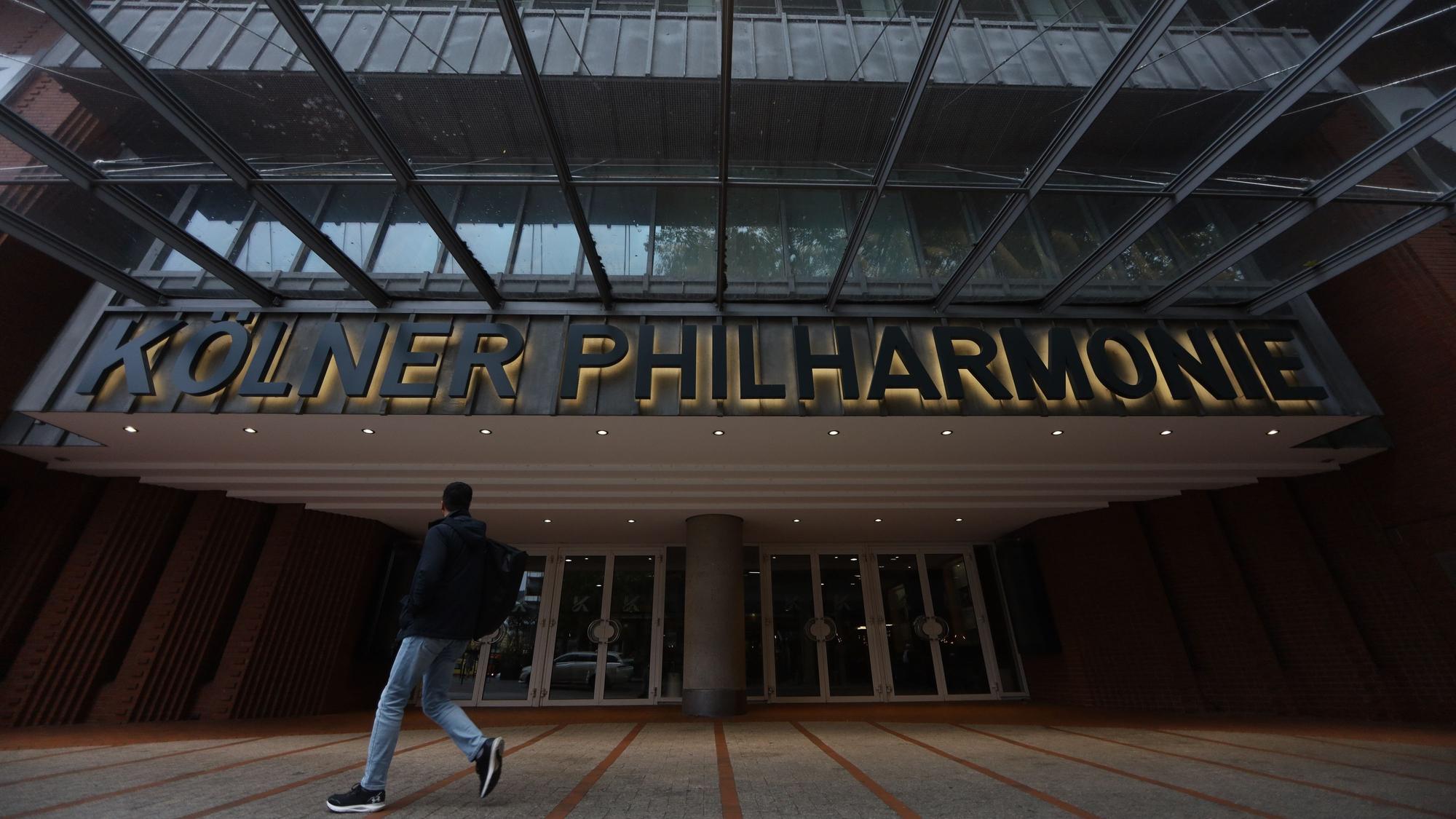 Ein Mann geht an der Philharmonie vorbei.
