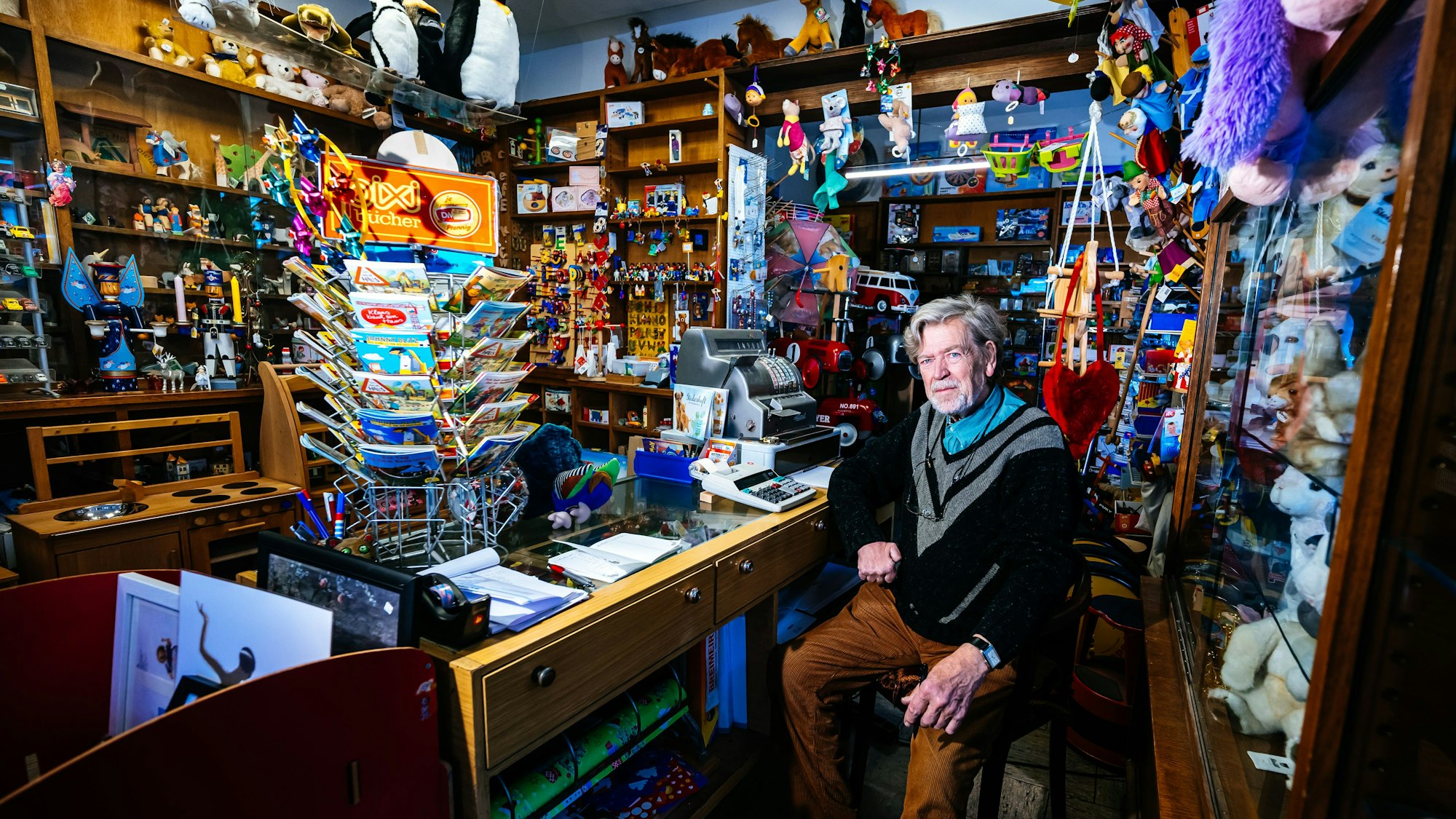 85 Jahre alt ist Spielwarenhändler Dieter van Dillen. In der ehemaligen Drogerie kaufte er seine Rasierklingen, bevor er das Ladenlokal übernahm.