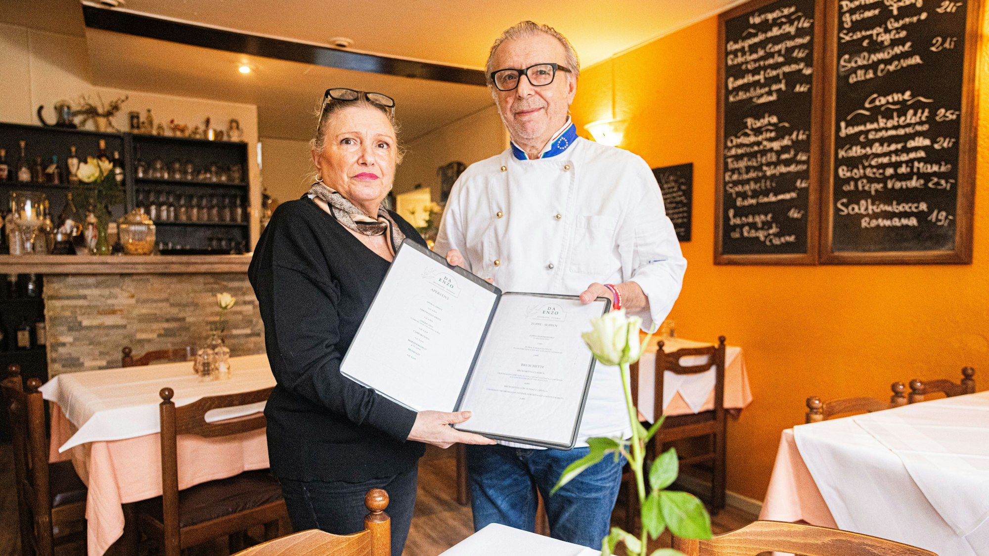 „Wir duzen mit Respekt“: Enzo Picciallo und seine Frau Anna Testa-Picciallo sind die herzlichen Gastgeber im „Da Enzo“.