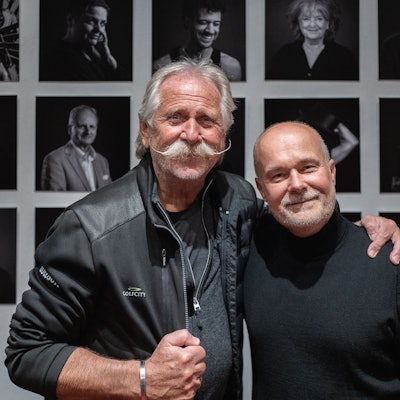 Zwei Männer strahlen.