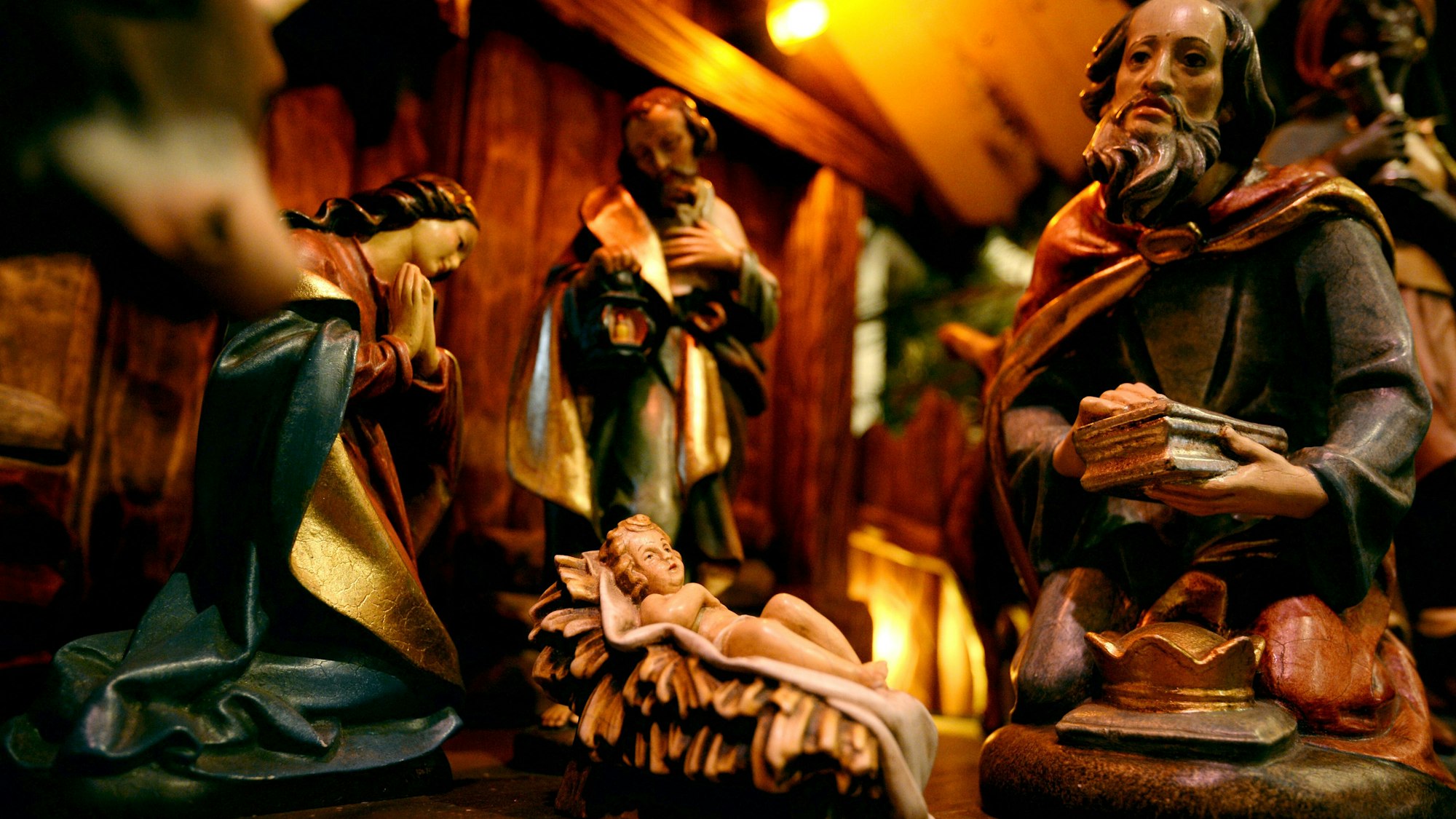 Eine Jesusfigur ist am 10.12.2013 in einer Krippe aus dem Oberammergau in der Krippenausstellung im Heimatmuseum Fürstenberger Hof in Zell am Harmersbach-Unterharmersbach (Baden-Württemberg) zu sehen. Mehr als 400 Krippen sind in der Ausstellung bis zum 06.01.2014 zu sehen. Foto: Patrick Seeger/dpa ++ +++ dpa-Bildfunk +++