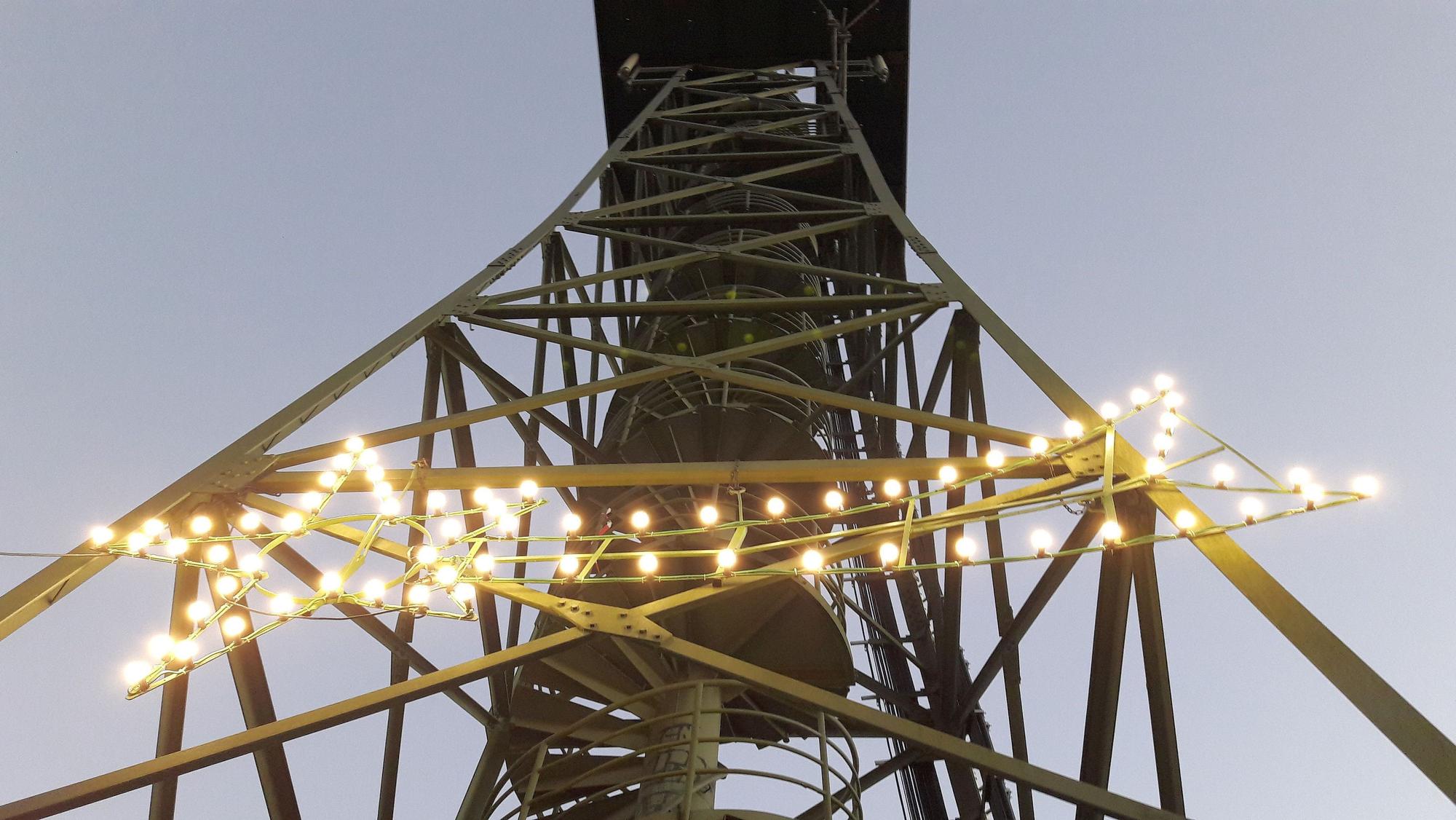 In einer Höhe von zehn Metern ist der Weihnachtsstern am Aussichtsturm auf der Hohen Hardt befestigt.