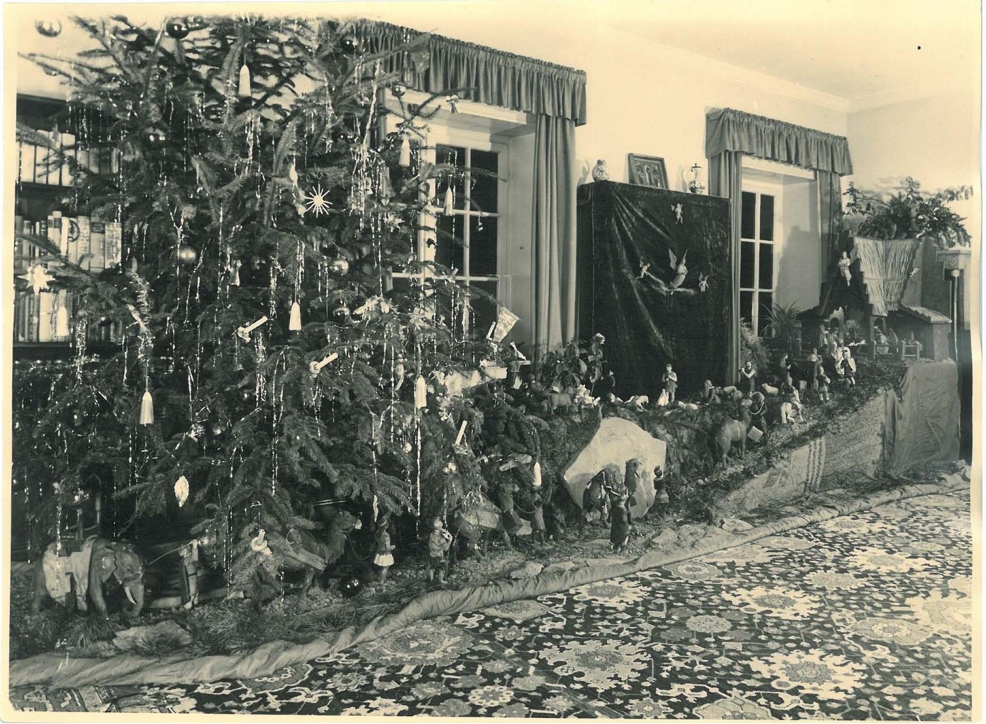 Die aufgebaute Krippe im Adenauer-Haus in Rhöndorf (historische Aufnahme).