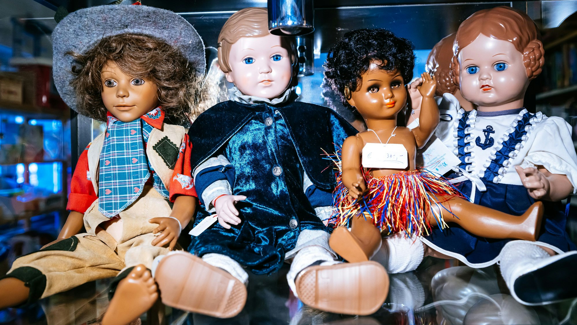 Alte und neue Puppen hat van Dillen in seiner Auslage.