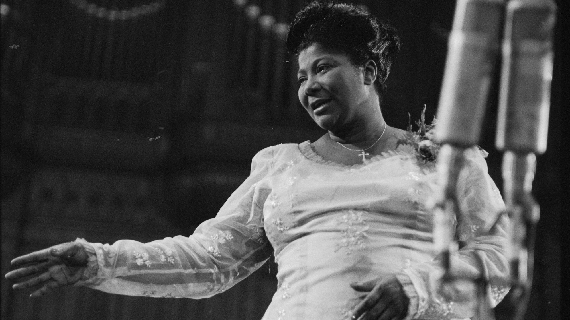 Konzert im Kongresshaus, der grosse Saal war ausverkauft. Begleitung am Klavier: Pianistin Mildred Falls