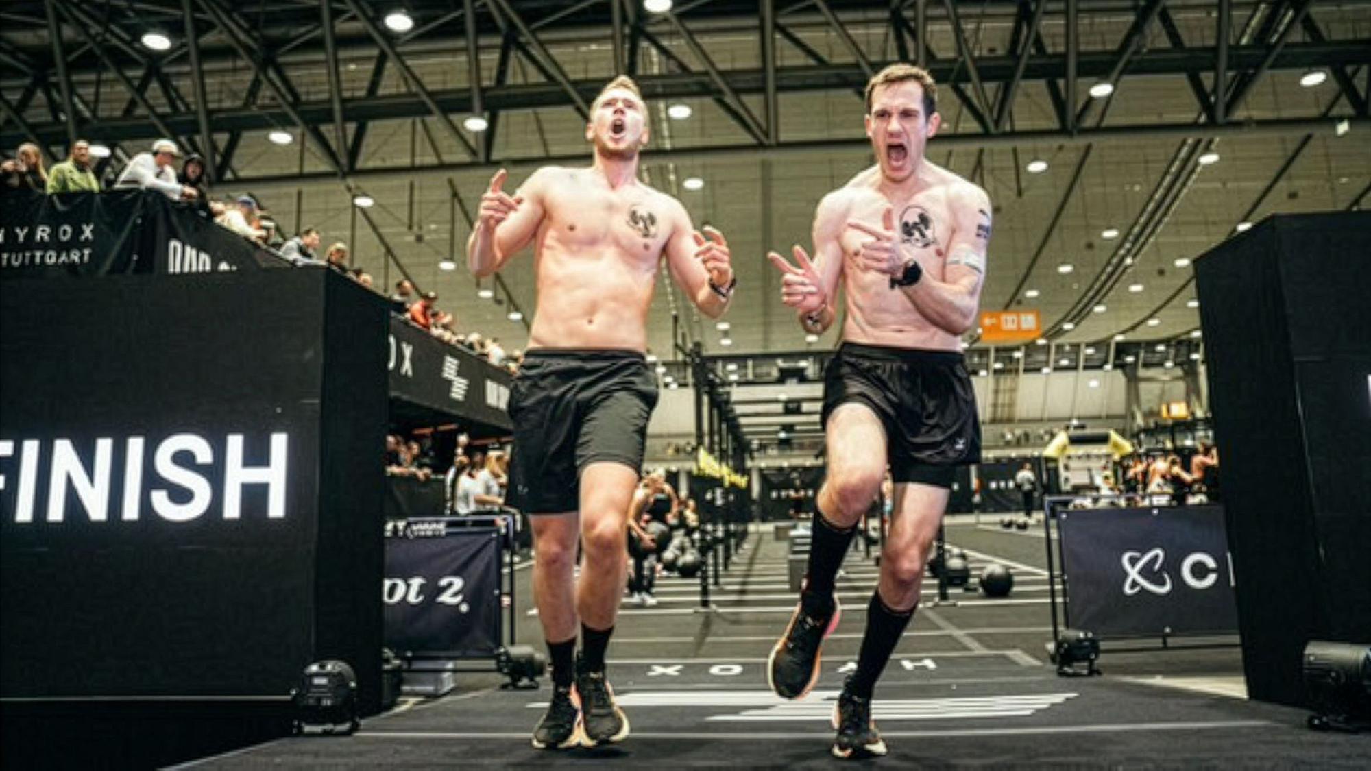 Das Bild zeigt die beiden Euskirchener Sportler beim Zieleinlauf.