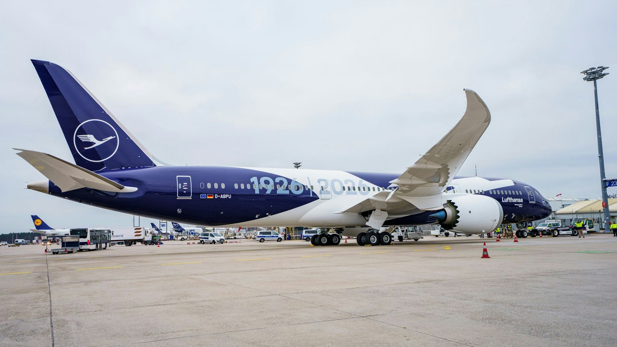 Sechs Flugzeuge will die Lufthansa mit einer Sonderlackierung versehen, die das Kranich-Symbol mit der 100 und den Jahreszahlen 1926 und 2026 verbindet.