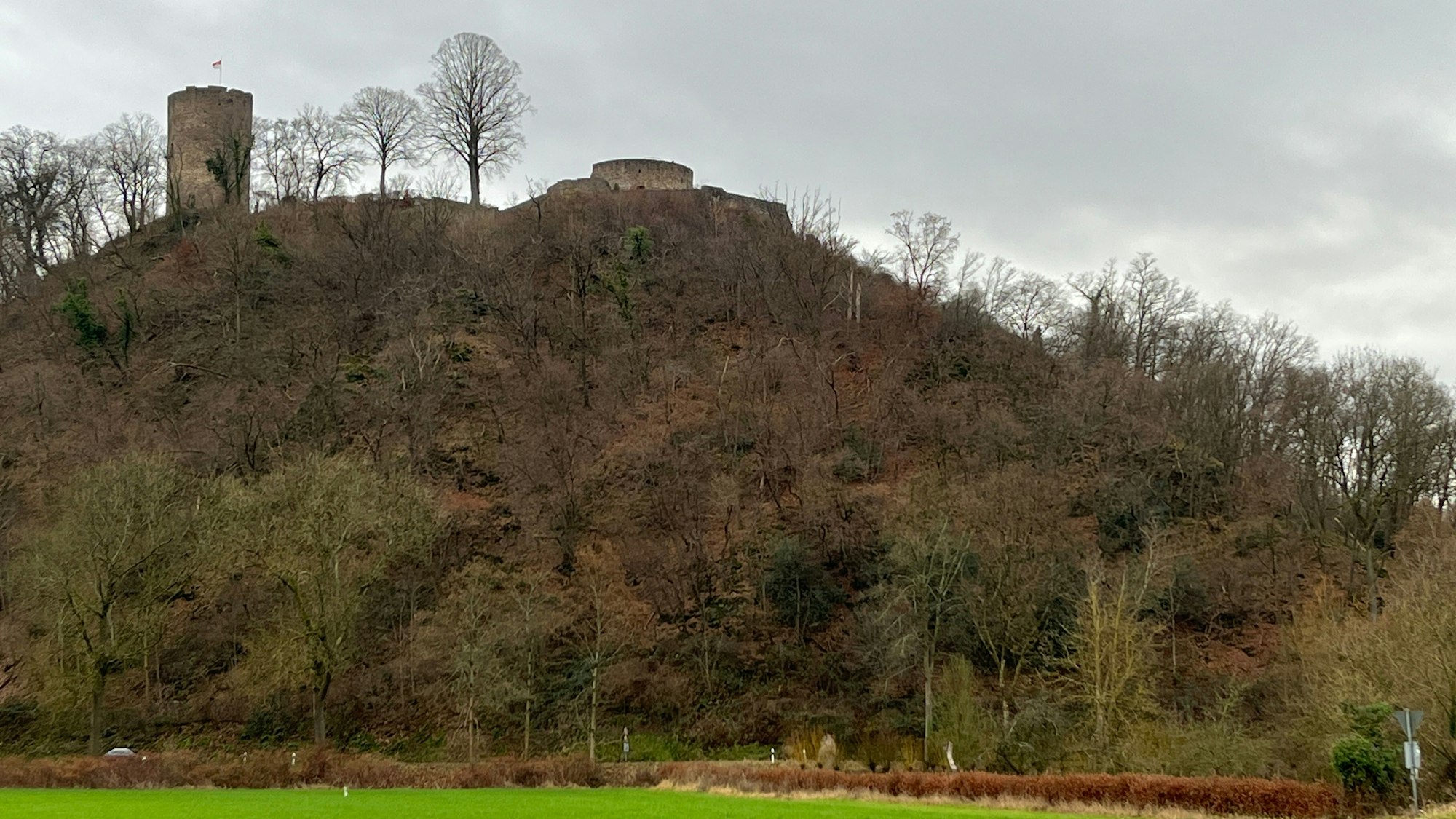 Die Burgruine Blankenberg thront imposant über dem Siegtal.