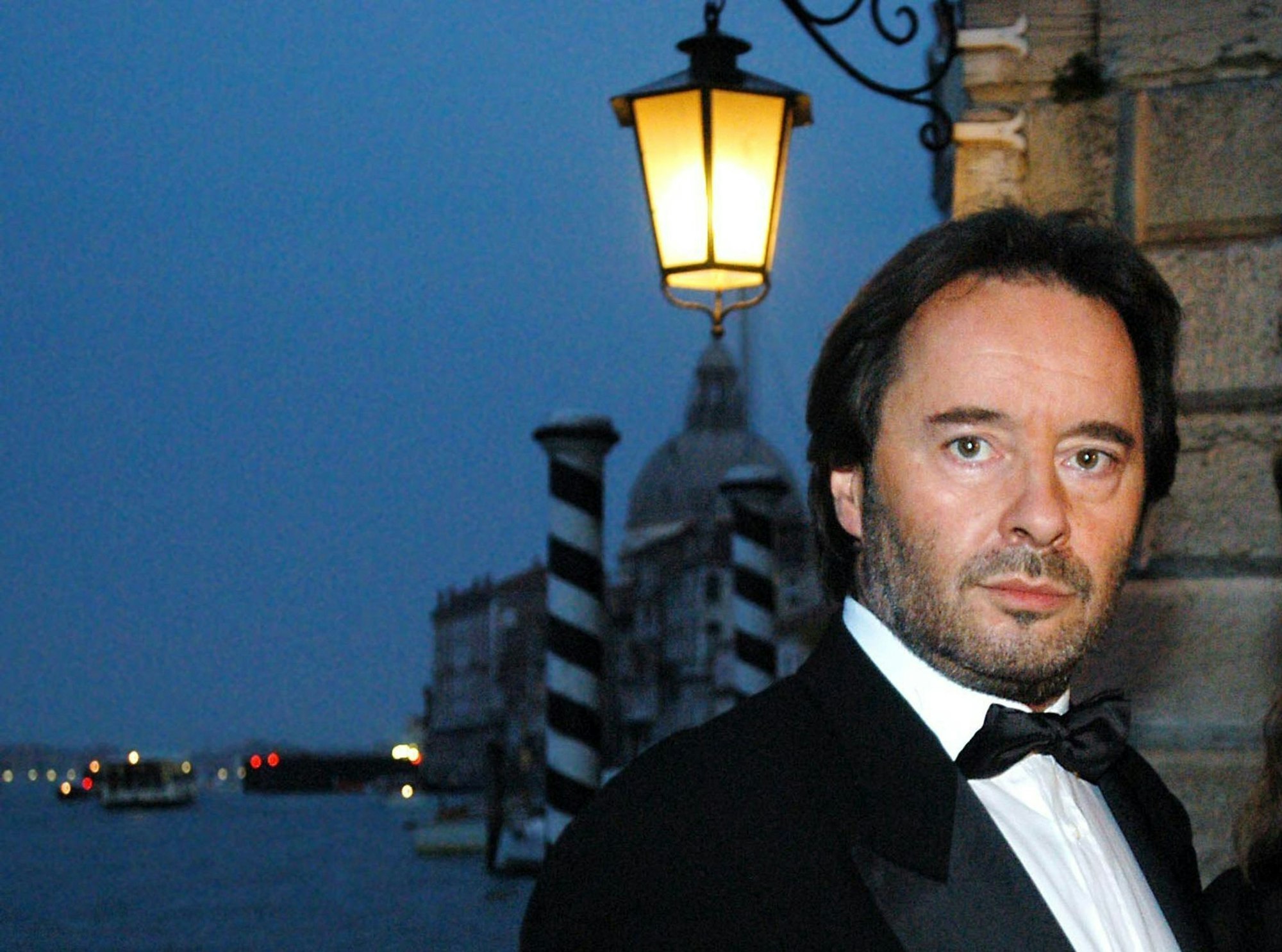 Als Commissario Brunetti löste Kockisch Kriminalfälle in der malerischen Kulisse von Venedig.