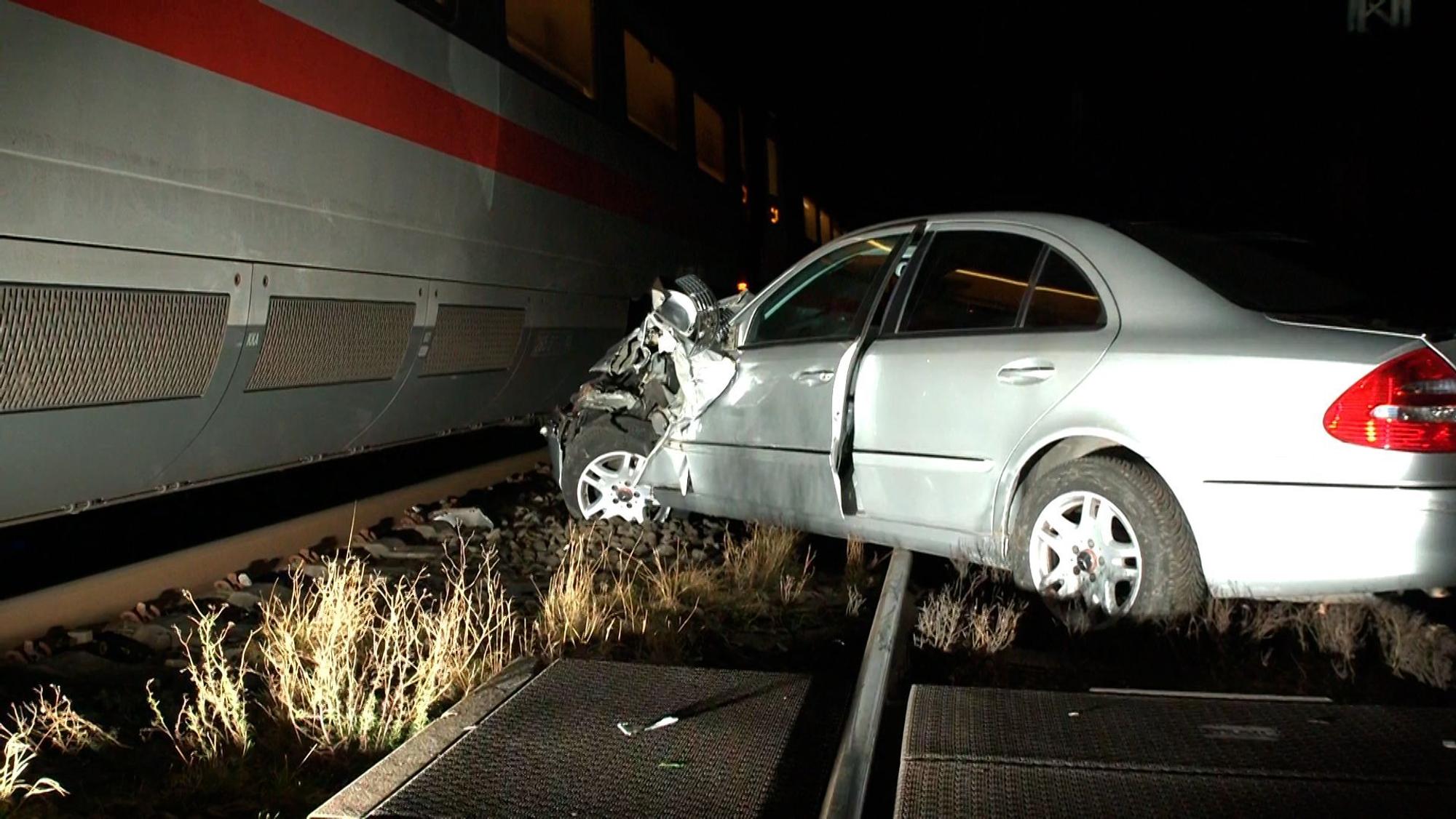 Ein Auto wurde von einem ICE an einem Bahnübergang erfasst. Der Fahrer soll versucht haben, eine Halbschranke zu umfahren.