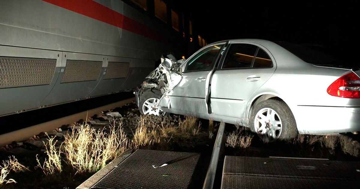 Route towards Cologne: ICE collides with car at level crossing - | Driving ...