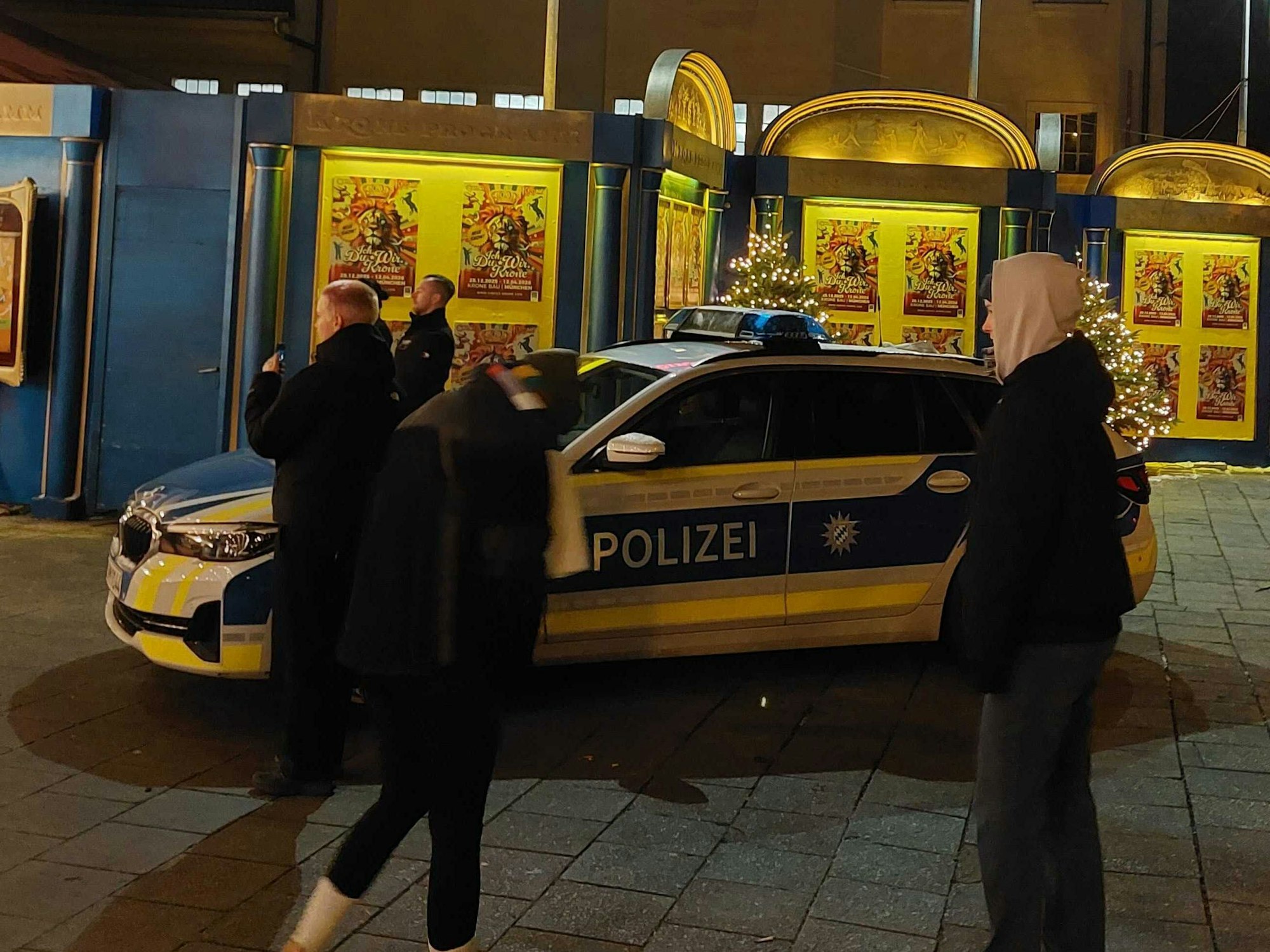 Einsatzkräfte der Polizei sind bei einem Einsatz bei der Premiere im Münchner Circus Krone. Eigentlich wollte der Circus Krone in München am ersten Weihnachtstag nur sein Winterprogramm eröffnen. Doch dabei kam es zu einem unvorhergesehenen Vorfall.