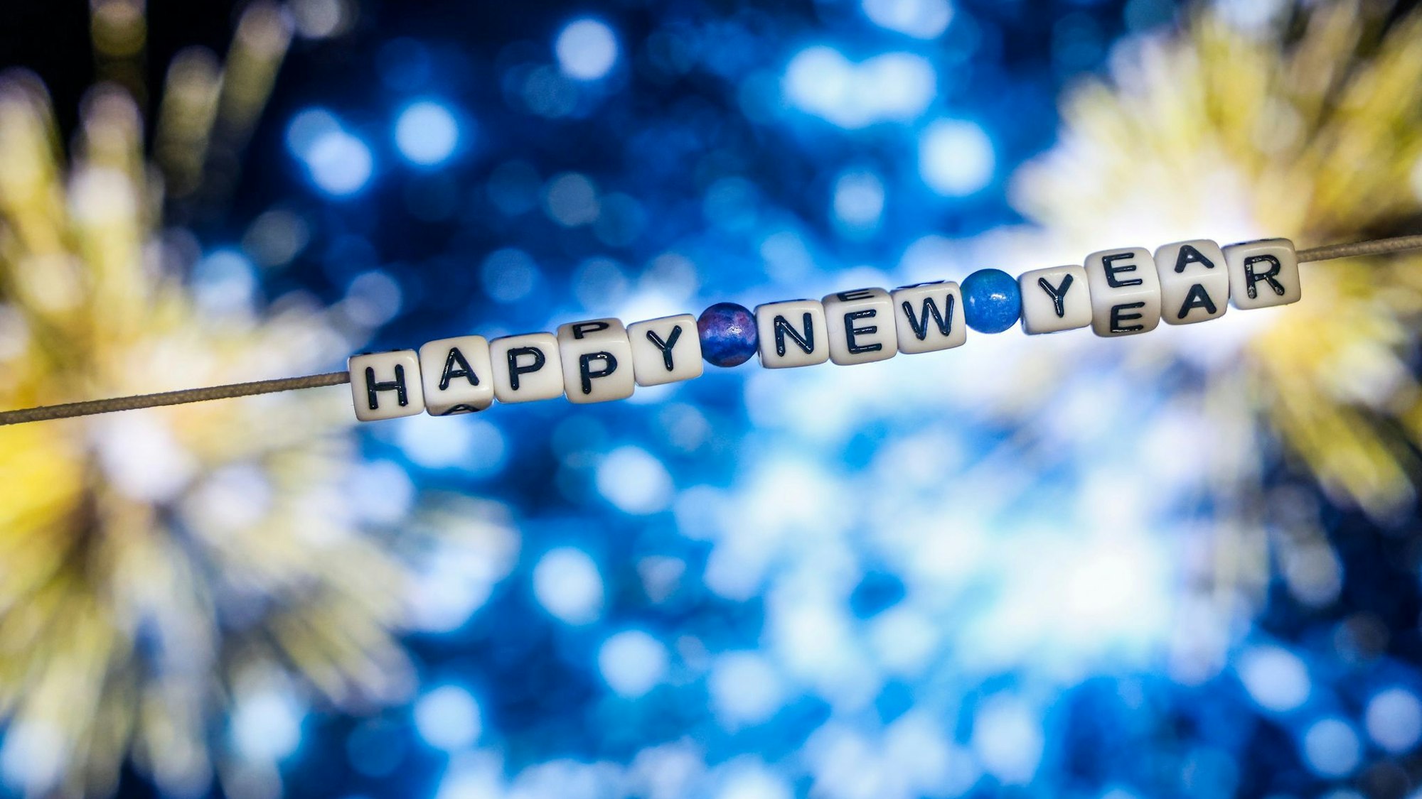 Bunte Raketen und lautes Knallen prägen die Silvesternacht: Feuerwerk sorgt für festliche Stimmung, bringt aber auch Feinstaub und Müll mit sich.