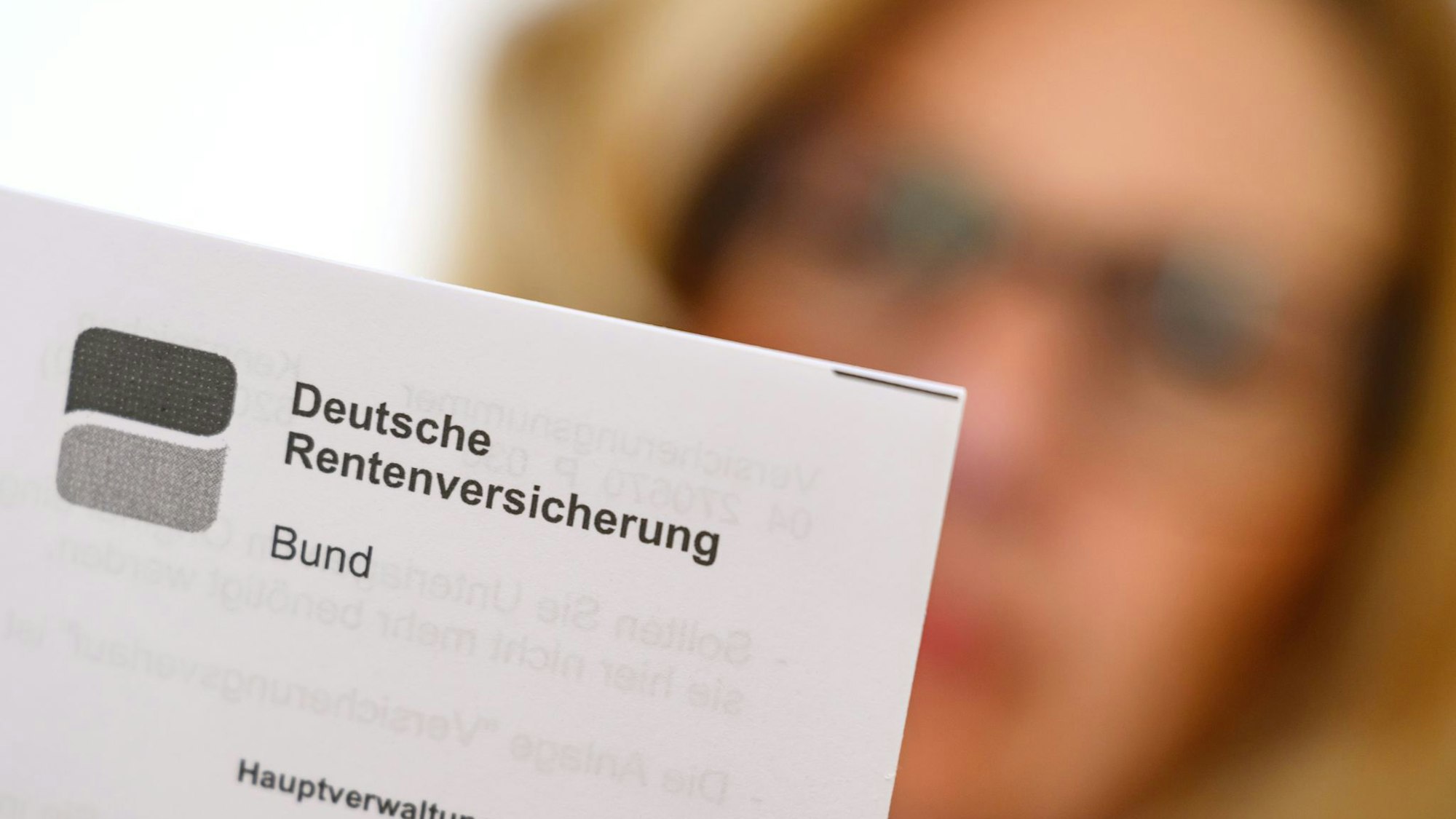 Ein Blick auf die Unterlagen der Rentenversicherung. (Archivbild)