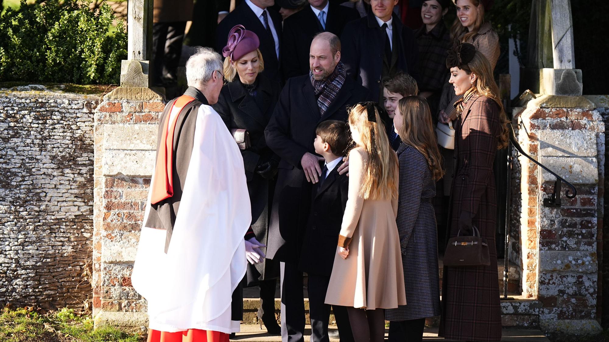 Zara Tindall (vorne, zweite von links nach rechts), William, Prinz von Wales, Prinz Louis, Prinzessin Charlotte, Prinz George, Mia Tindall und Catherine, Prinzessin von Wales sowie (hinten, von links nach rechts) Mike Tindall, Jack Brooksbank, Edoardo Mapelli Mozzi, Prinzessin Eugenie und Prinzessin Beatrice verlassen den Weihnachtsgottesdienst in der St. Mary Magdalene Church.