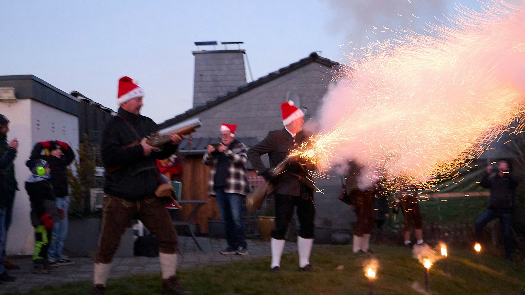 Männer mit roten Nikolausmützen halten die Schaftböller in den Händen, die beim Zünden ordentlich Funken sprühen.