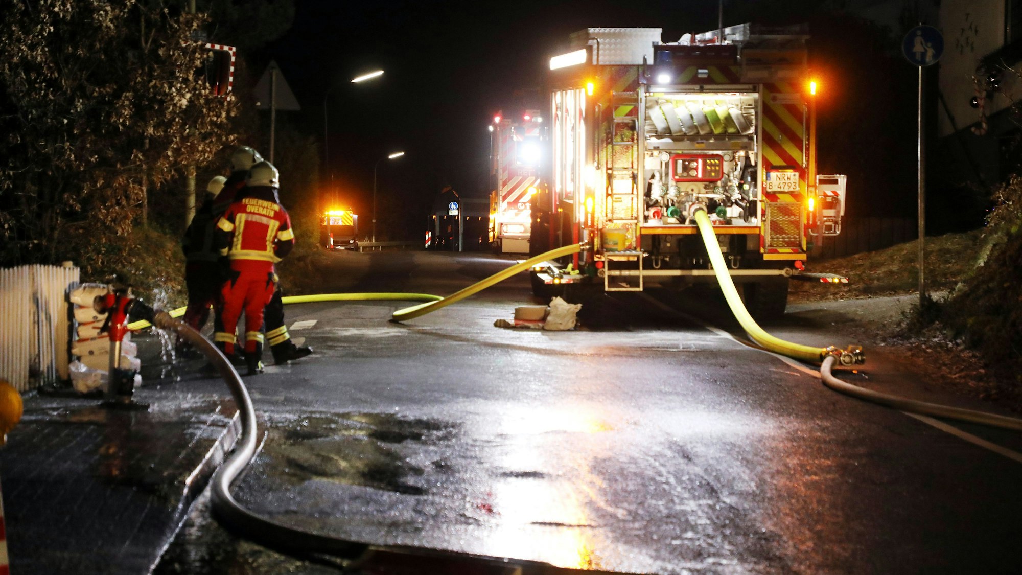 Ein Feuerwehrauto steht an der Neichener Straße, die Straße ist nass.