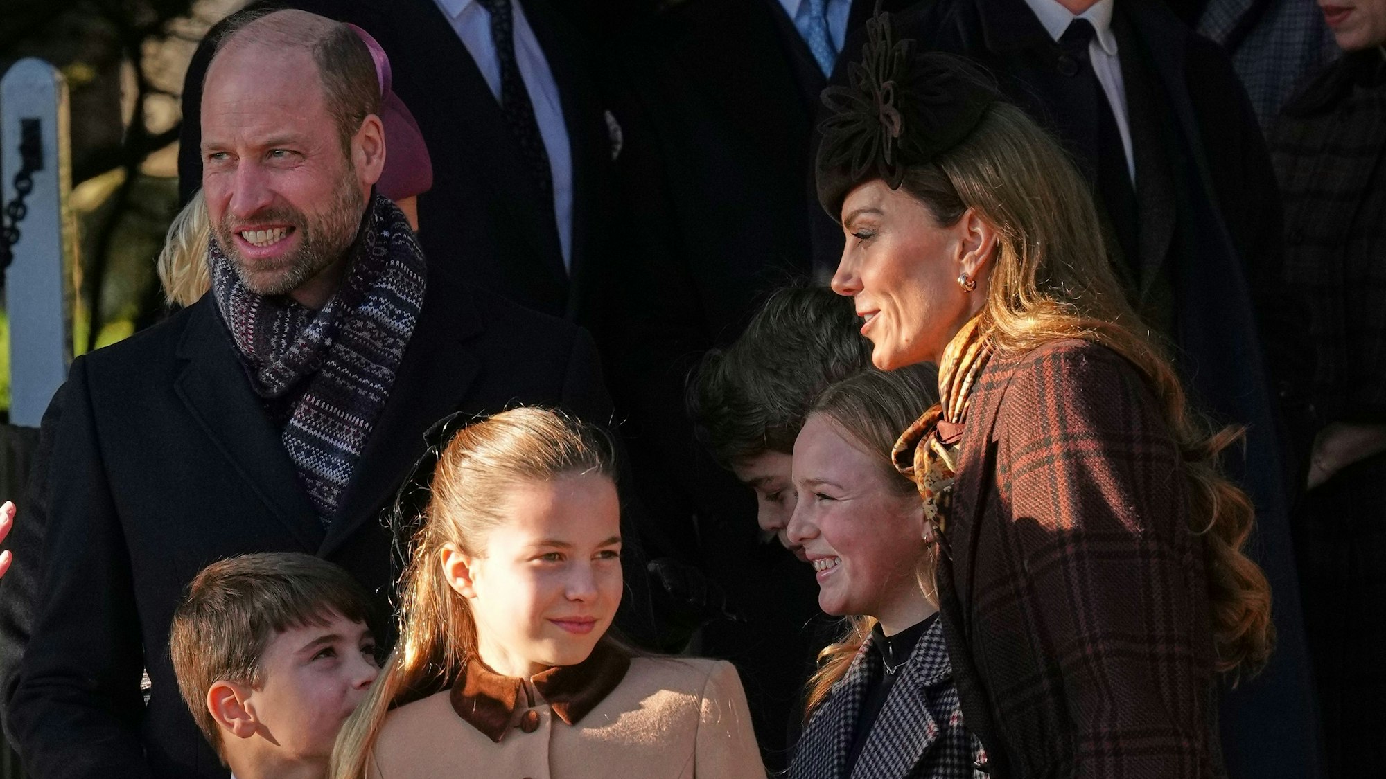 Prinz William verlässt mit Prinz Louis (l-r), Prinzessin Charlotte, Mia Tindall und Kate, der Prinzessin von Wales, die Kirche St. Mary Magdalene, nachdem sie am Weihnachtsgottesdienst teilgenommen haben.