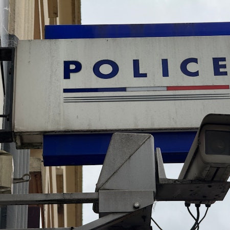 An einem Kommissariat in Frankreich hängt ein Schild mit der Aufschrift Polizei.