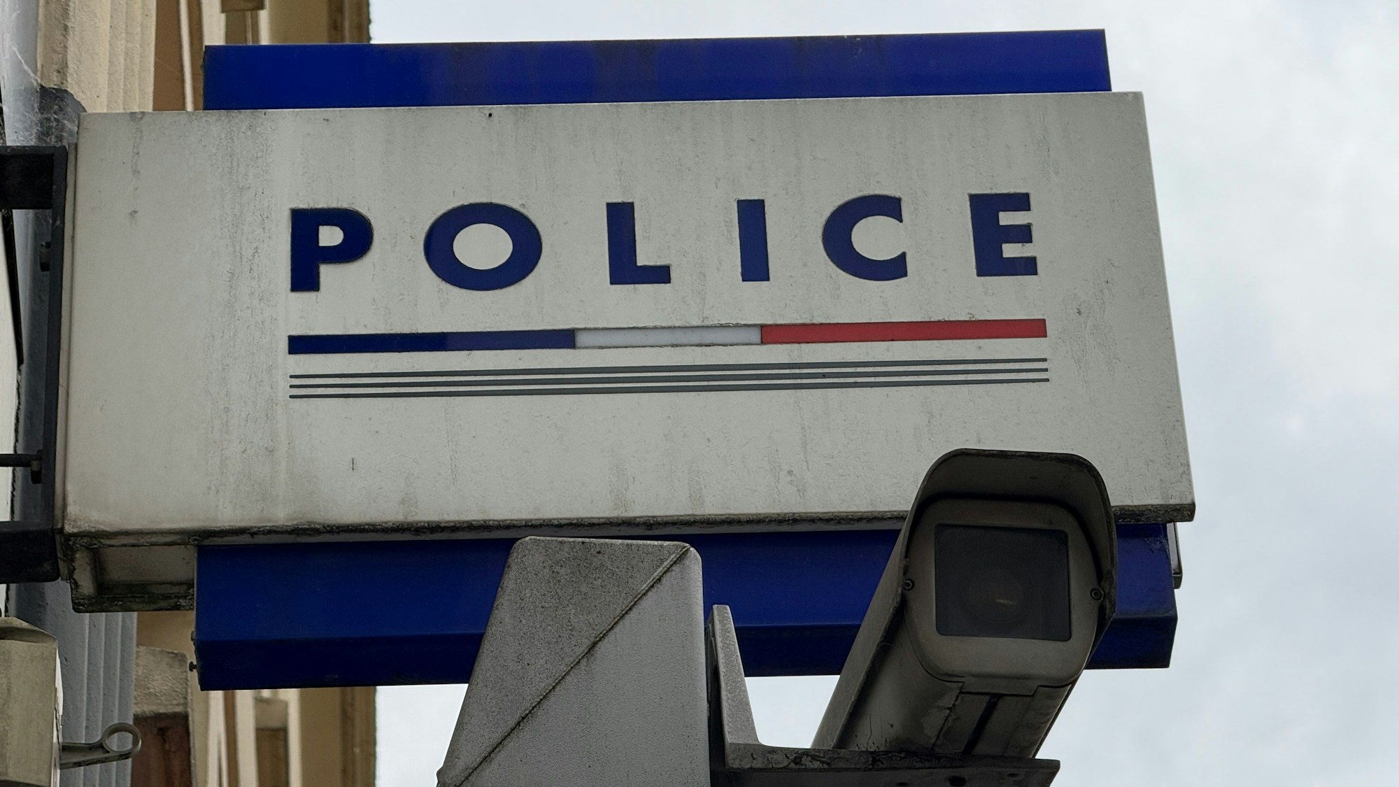 An einem Kommissariat in Frankreich hängt ein Schild mit der Aufschrift Polizei.