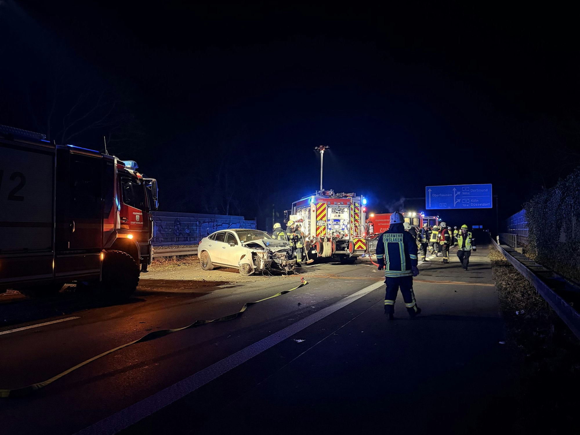 Unfallstelle mit Feuerwehrfahrzeugen