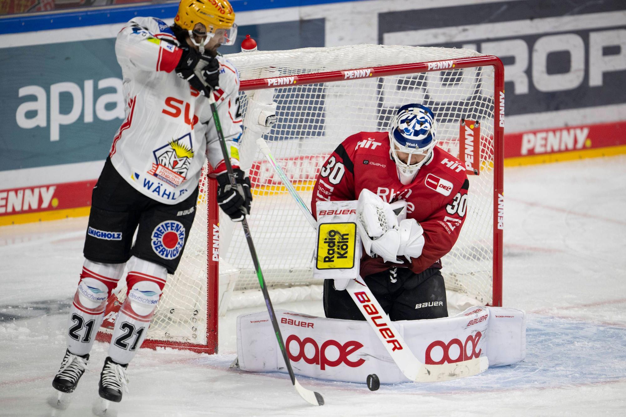 Bei allen 36. Torschüssen von Bremerhaven auf dem Posten: Haie-Goalie Janne Juvonen gegen Nico Krämmer.