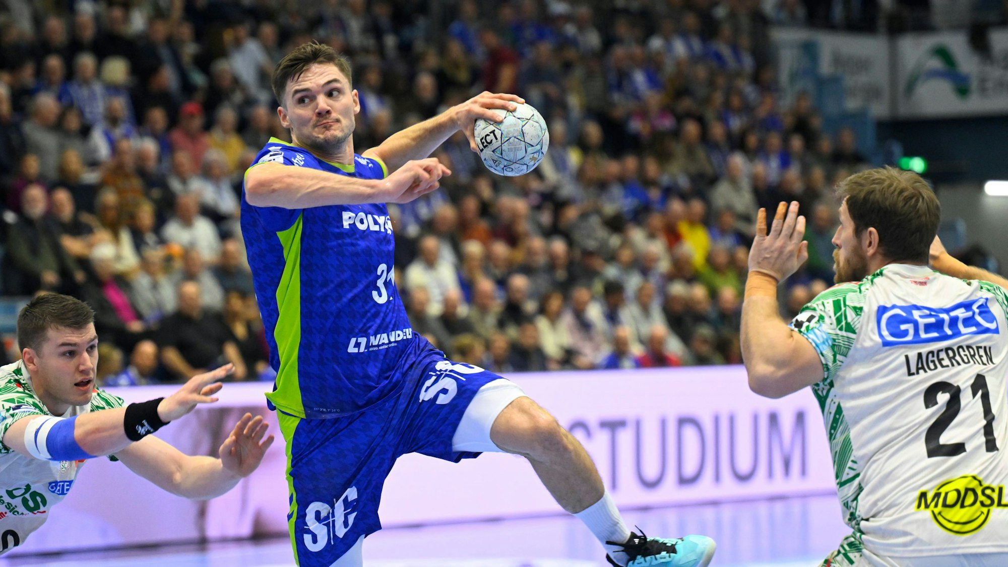 Kay Smits beim Sprungwurf durch die Magdeburger Abwehr.