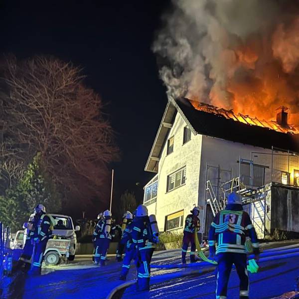 Flammen schlagen aus einem brennenden Zwei-Parteien-Hauses an der Nallinger Straße in Overath-Steinenbrück brennt am Freitagabend (26.12.).