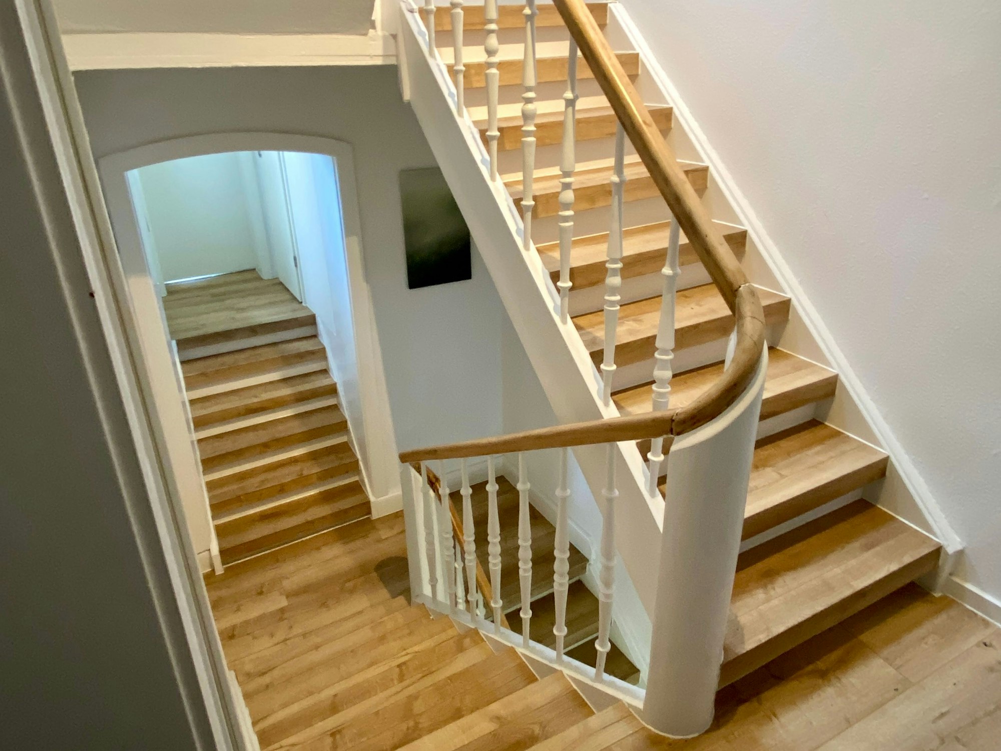 Ein Blick ins Treppenhaus. Auch hier wurde alles saniert, die Holzböden sind frisch abgeschliffen, die Wände hell gestrichen worden.