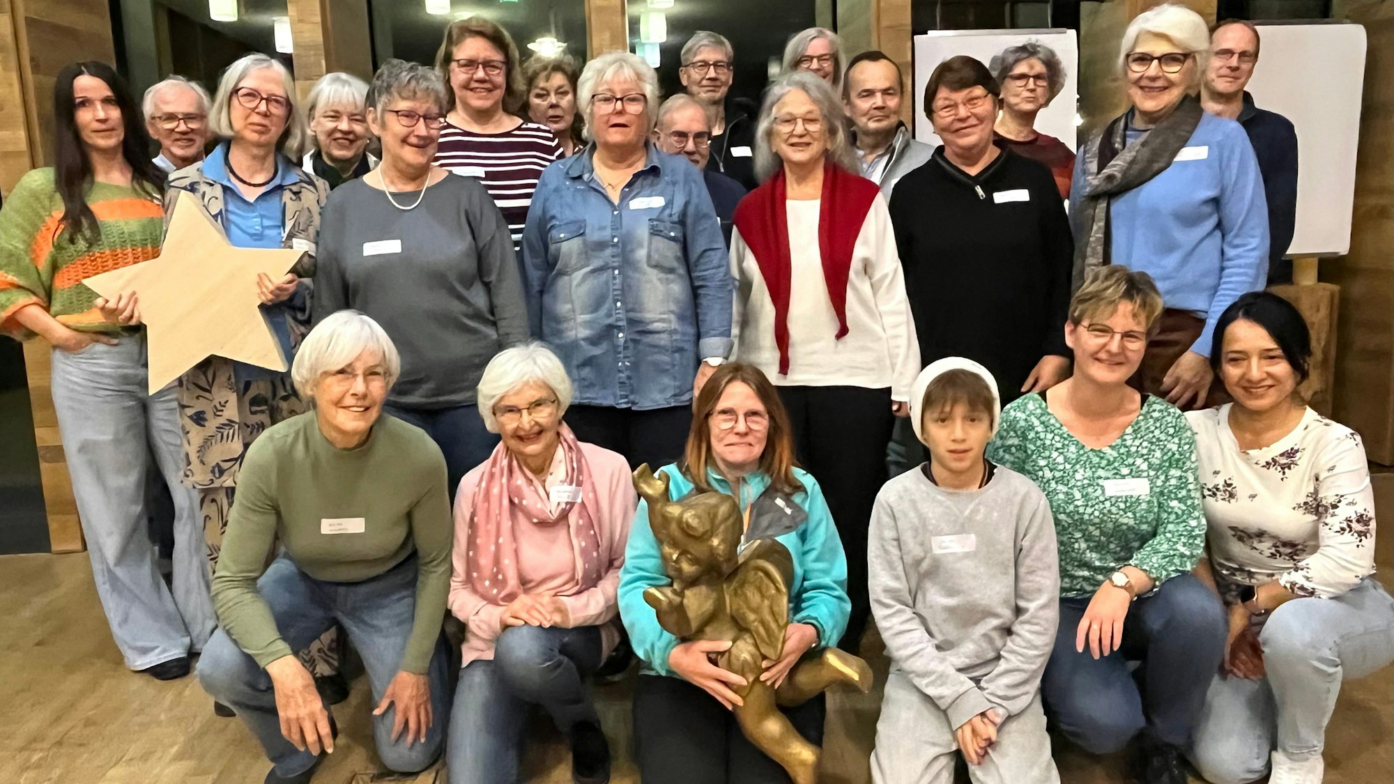 Zu sehen ist eine Gruppe von Menschen.