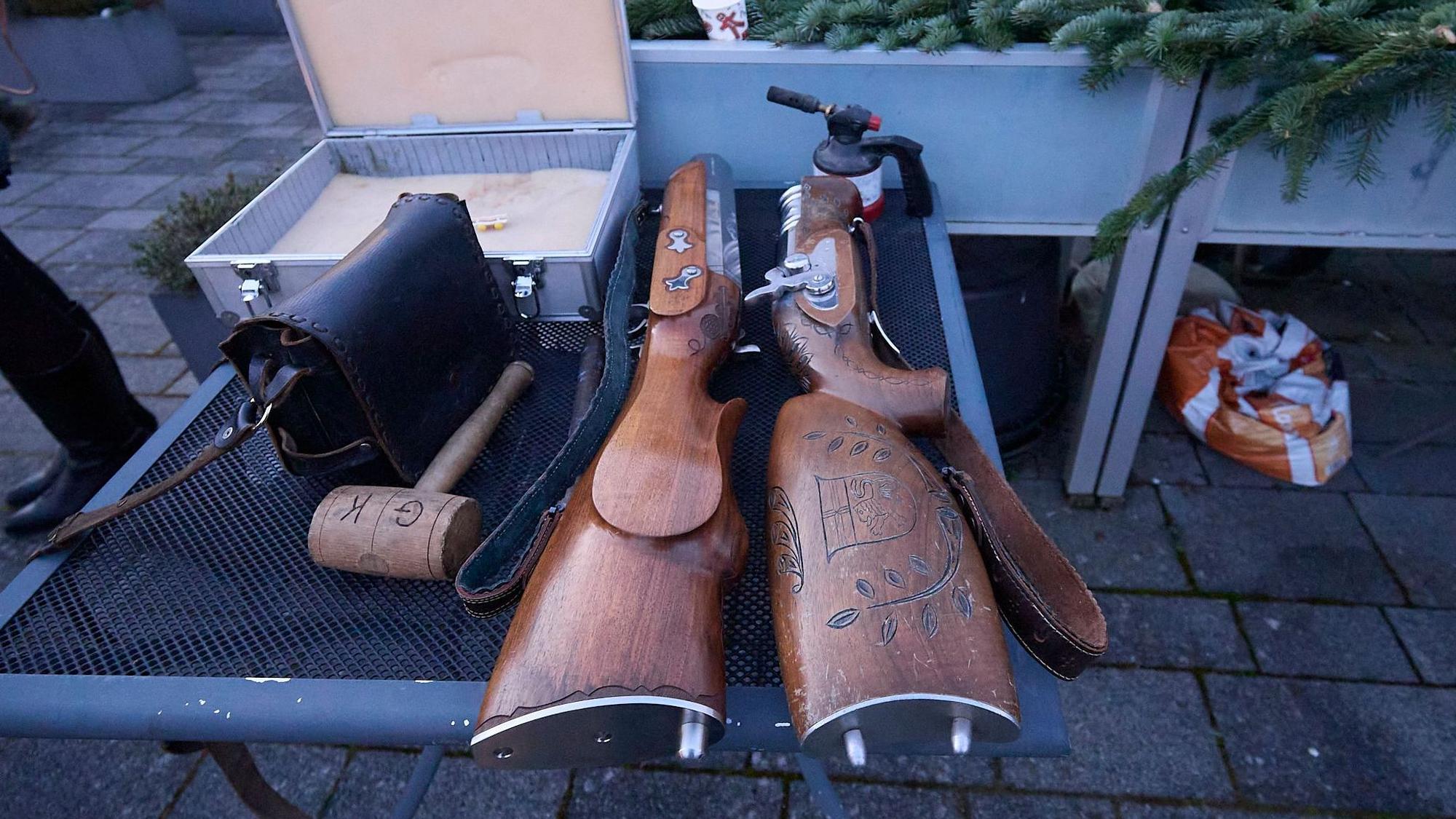 Die schweren Schaftböller aus Holz und Metall liegen auf einem Tisch bereit für ihren Einsatz.