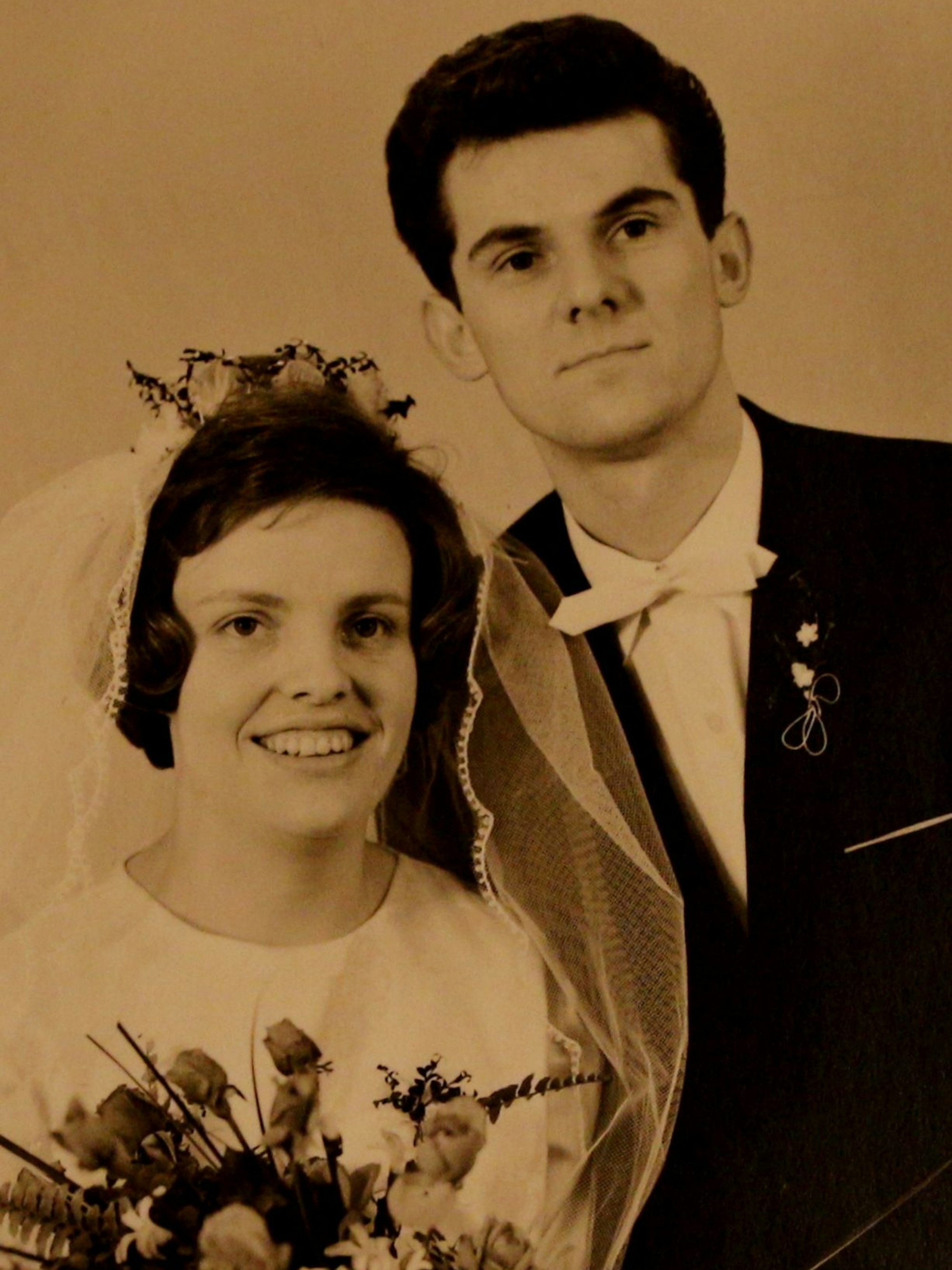 Zu sehen ist ein Hochzeitspaar auf einem alten Foto.