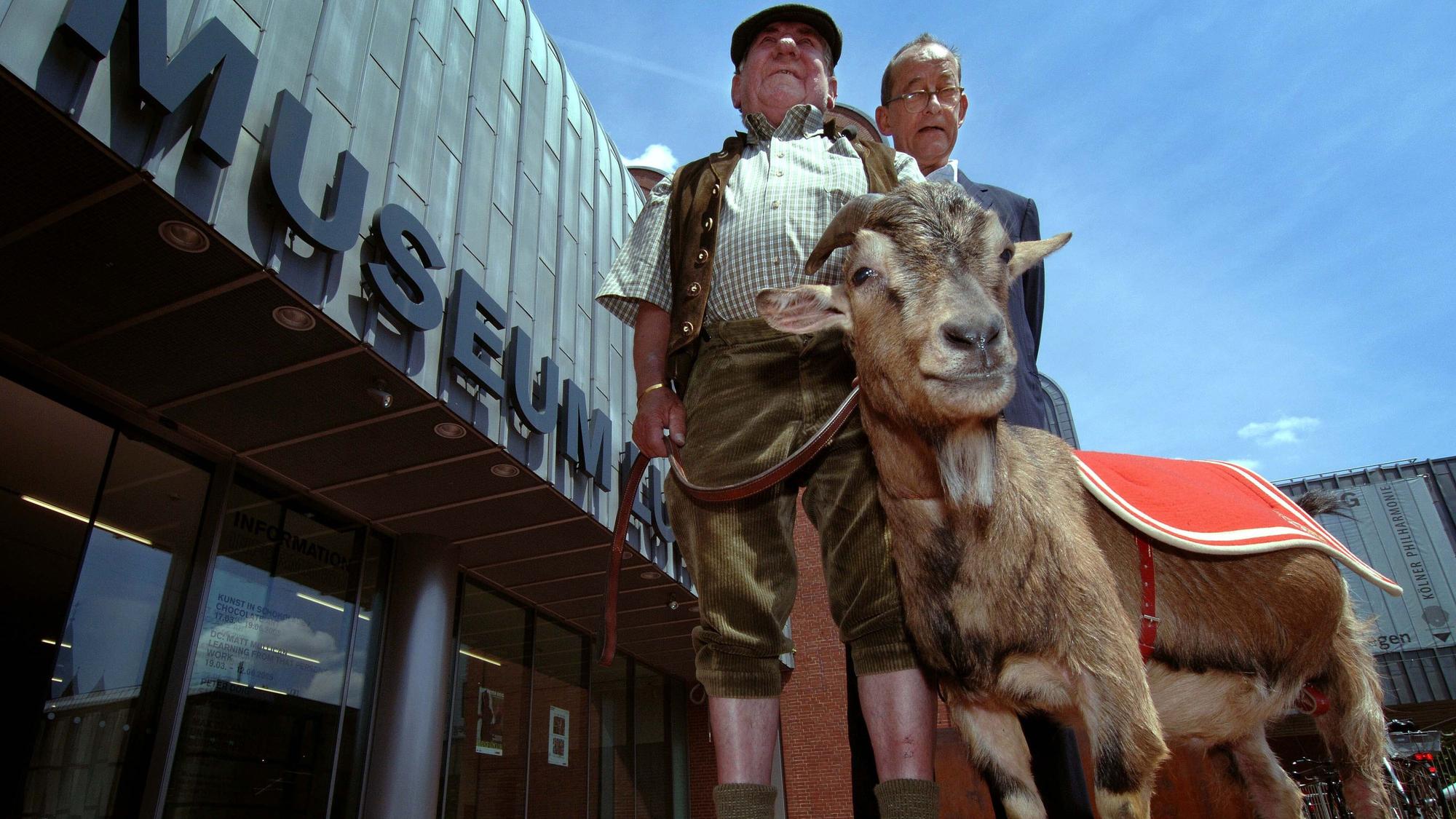 Das Maskottchen des 1.FC Köln, der Geisbock Hennes, und sein Herrchen Wilhelm Schäfer.