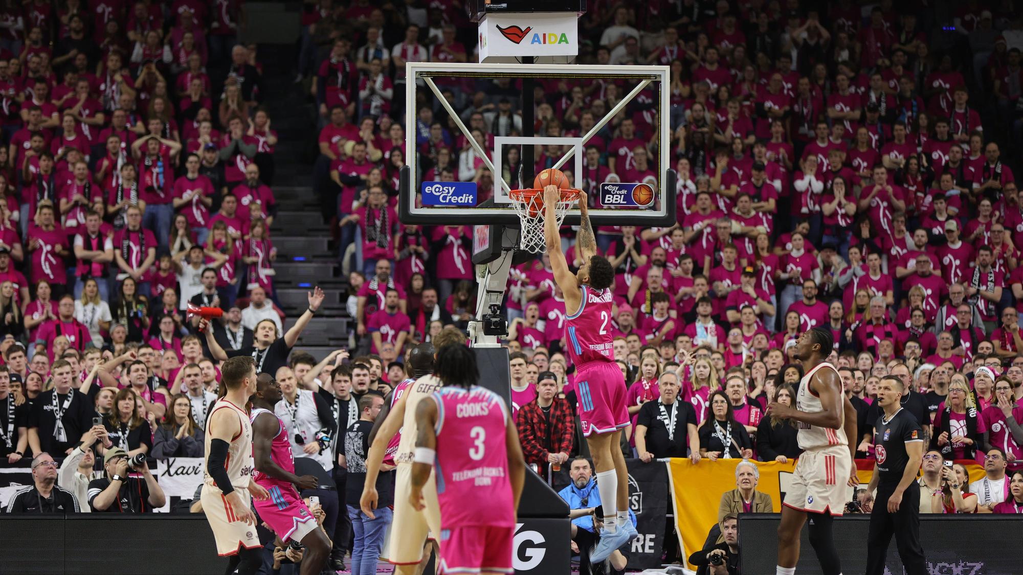 Alijah Comithier schließt per Dunking ab zum 24:32 gegen die Münchner – ein Höhepunkt des Rekordspiels.