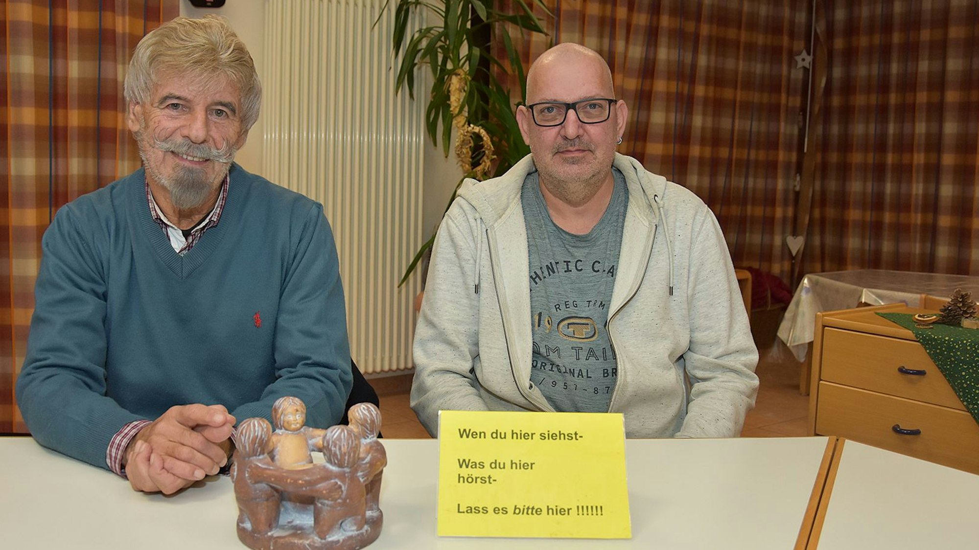 Zwei Männer an einem Tisch.